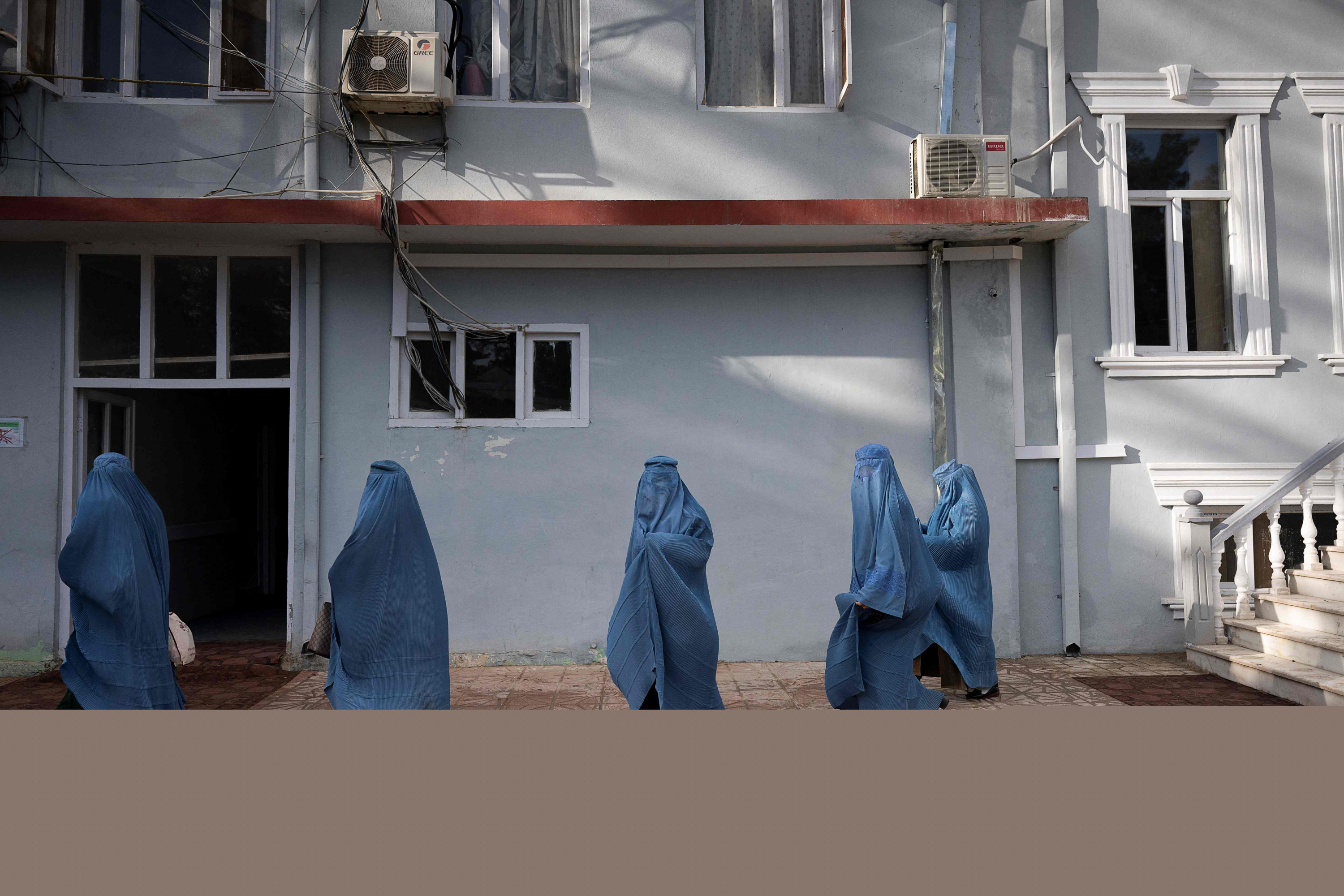 Mujeres tapadas por el burka impuesto por el regimen taliban en Afganistán. Foto: AFP
