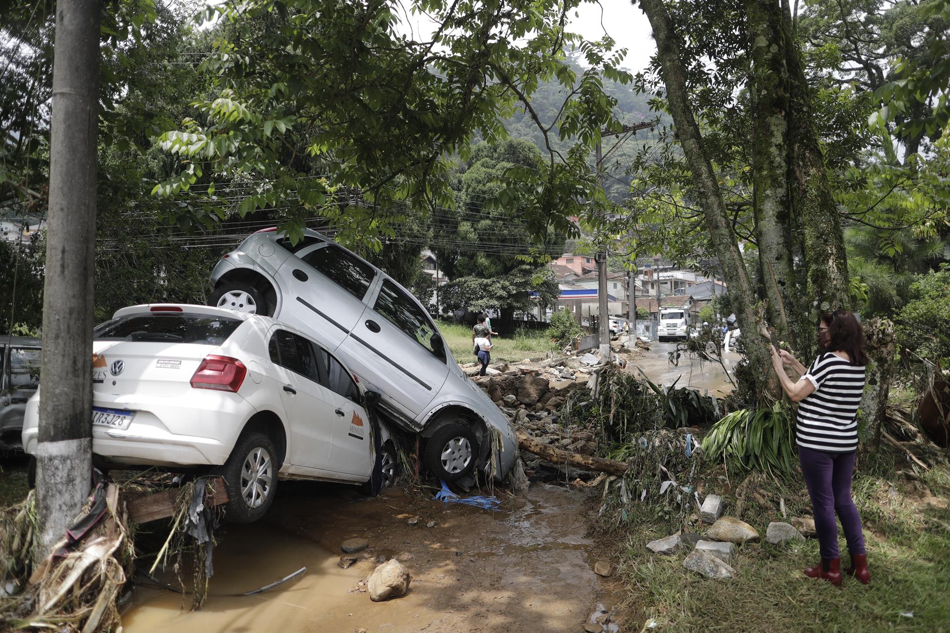 Un auto sobre otro en Petrópolis. Foto: Efe