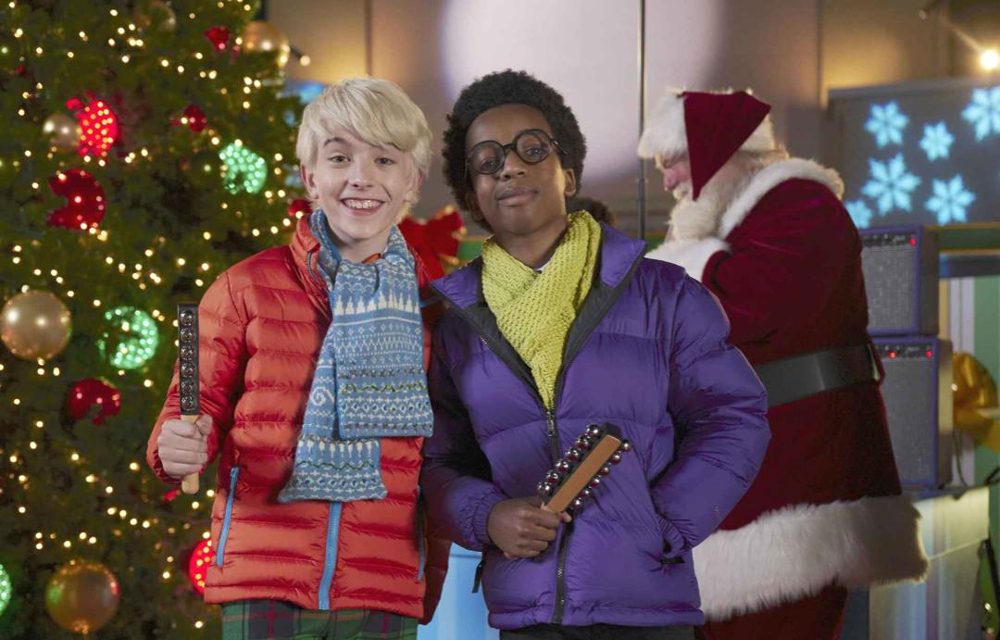 Wolfgang Schaeffer y Jahzir Bruno en "A loud house Christmas". Foto: Difusión