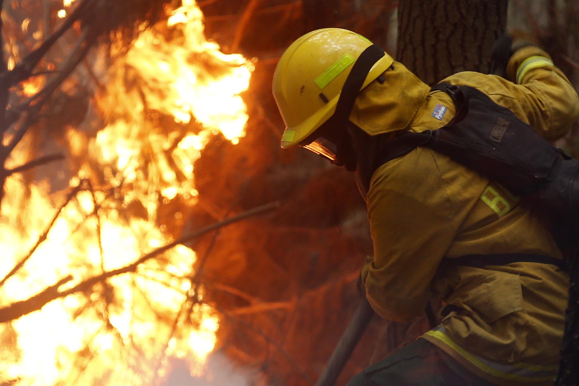 Un bombero combate el fuego en Corrientes. Foto: EFE