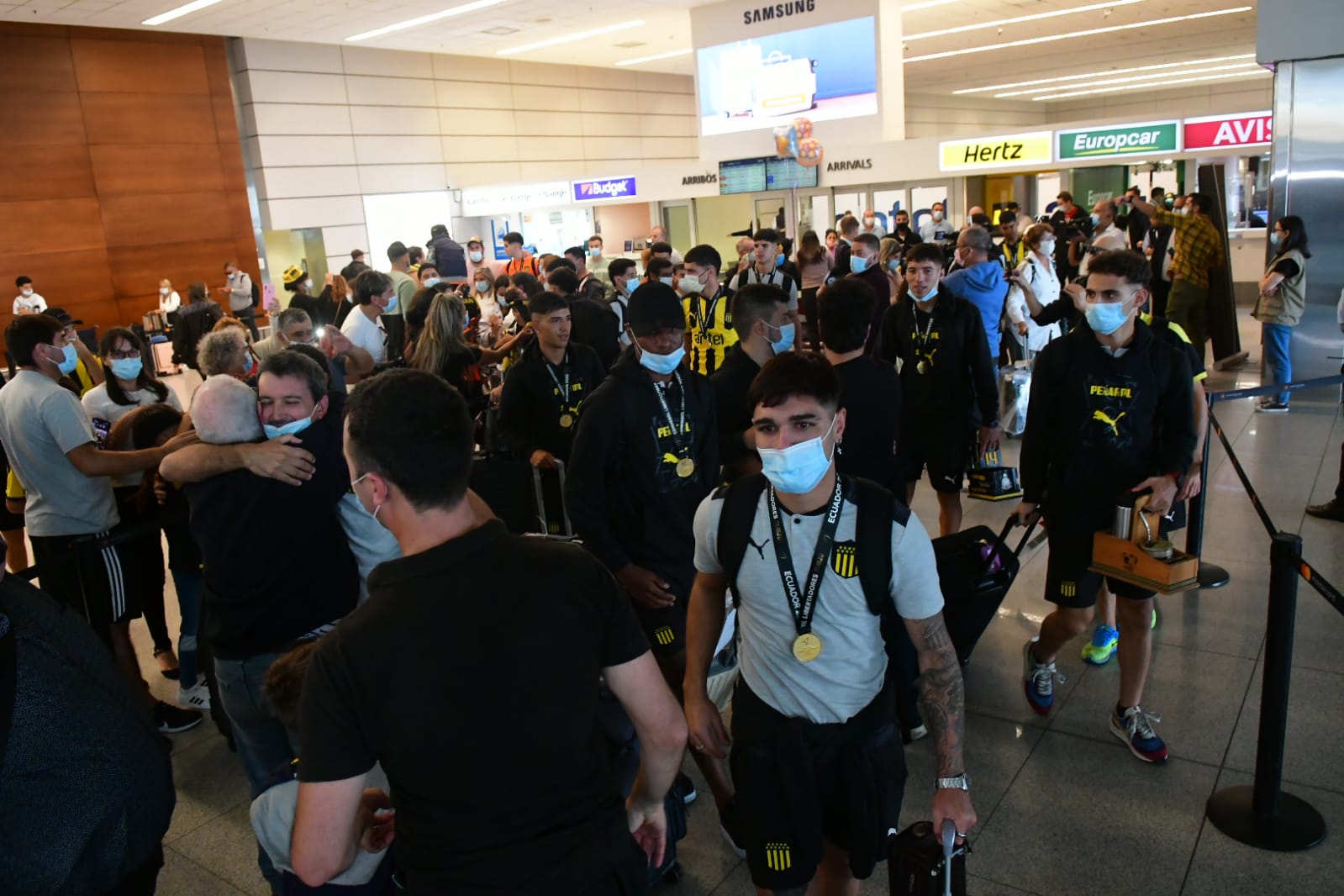 Hinchas de Peñarol esperando a los campeones de la Copa Libertadores Sub 20. Foto: Francisco Flores.
