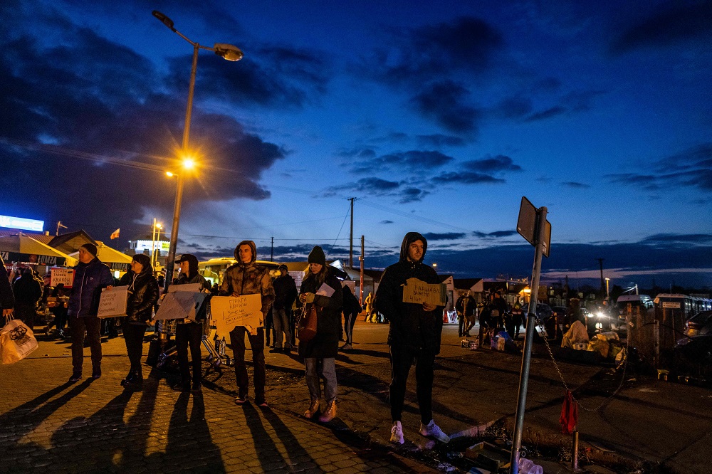 Voluntarios ofrecen transporte y alojamiento en y hacia las ciudades polacas a medida que los refugiados ucranianos llegan en ómnibus. Foto: AFP.