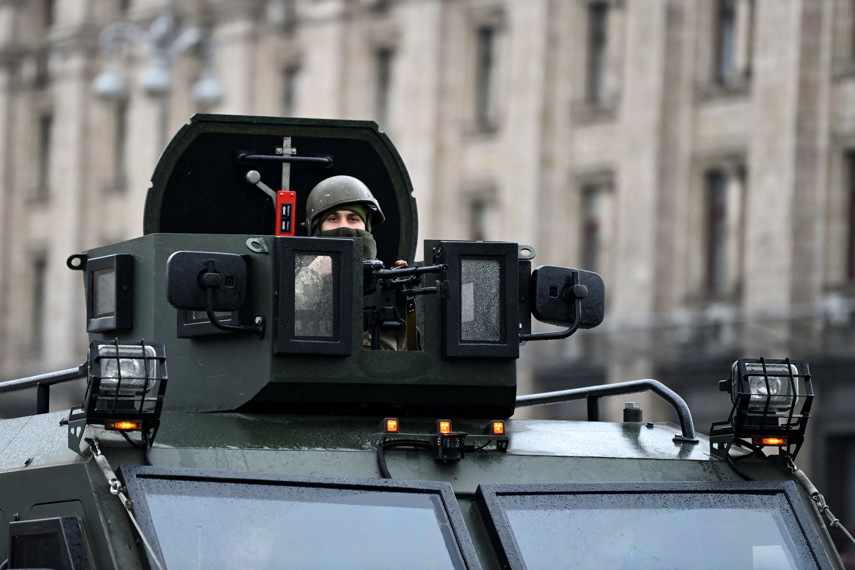 Un militar ucraniano sobre un vehículo militar en la plaza de la Independencia en el centro de Kiev. Foto: AFP.
