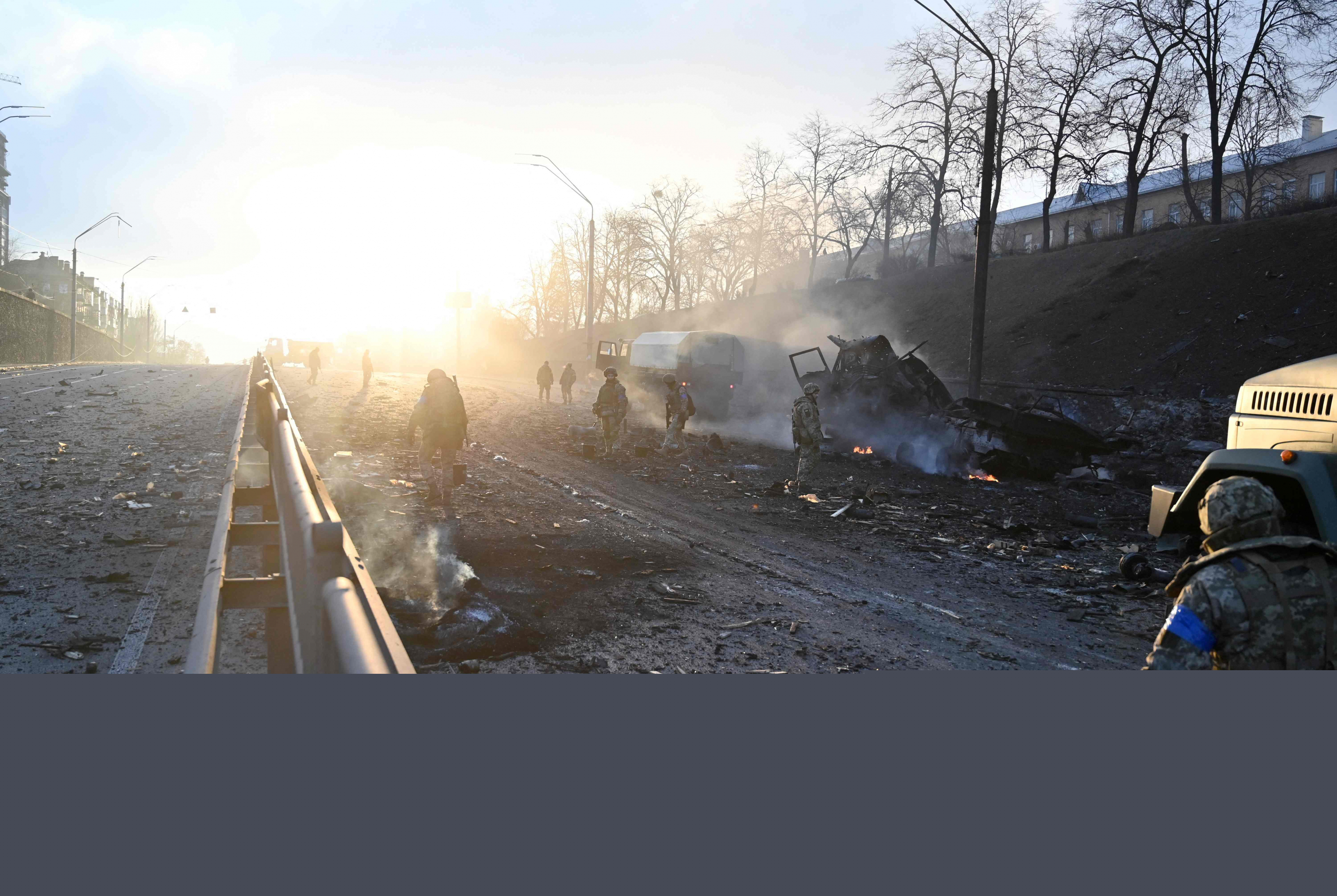 Miembros del servicio ucraniano recogen proyectiles sin estallar después de un enfrentamiento con rusos en Kiev. Foto: AFP.