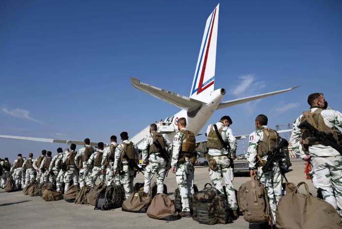 Tropas franceses abordan un avión para trasladarse a una base de la OTAN en Rumania. Foto: LA NACIÓN (GDA), AFP