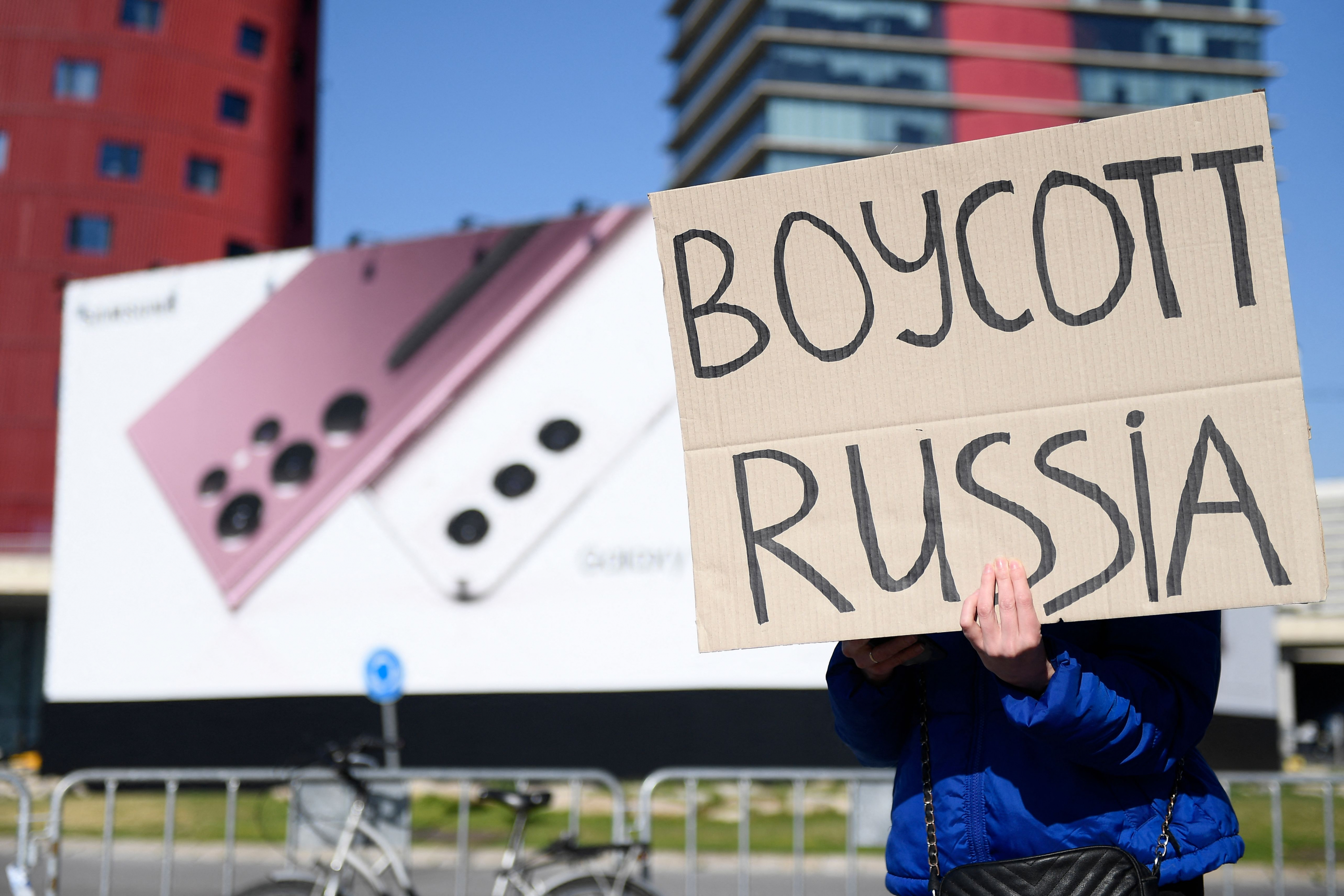 Protestas contra Rusia en el Mobile World Congress 2022. Foto: AFP