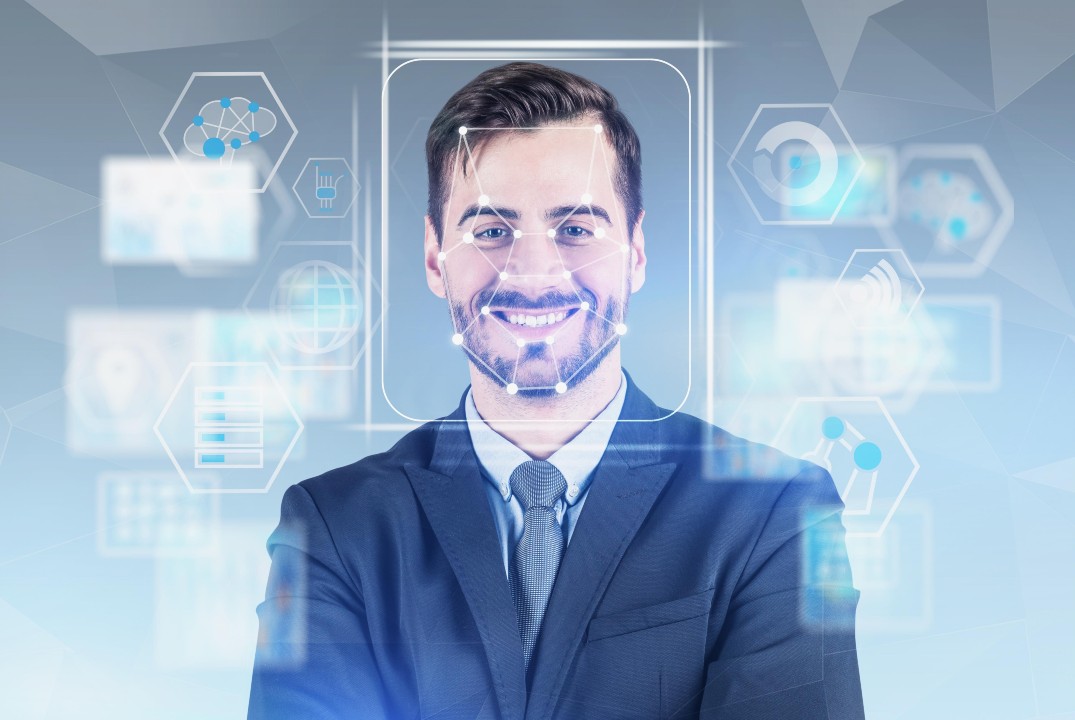Hombre de traje y tecnología.