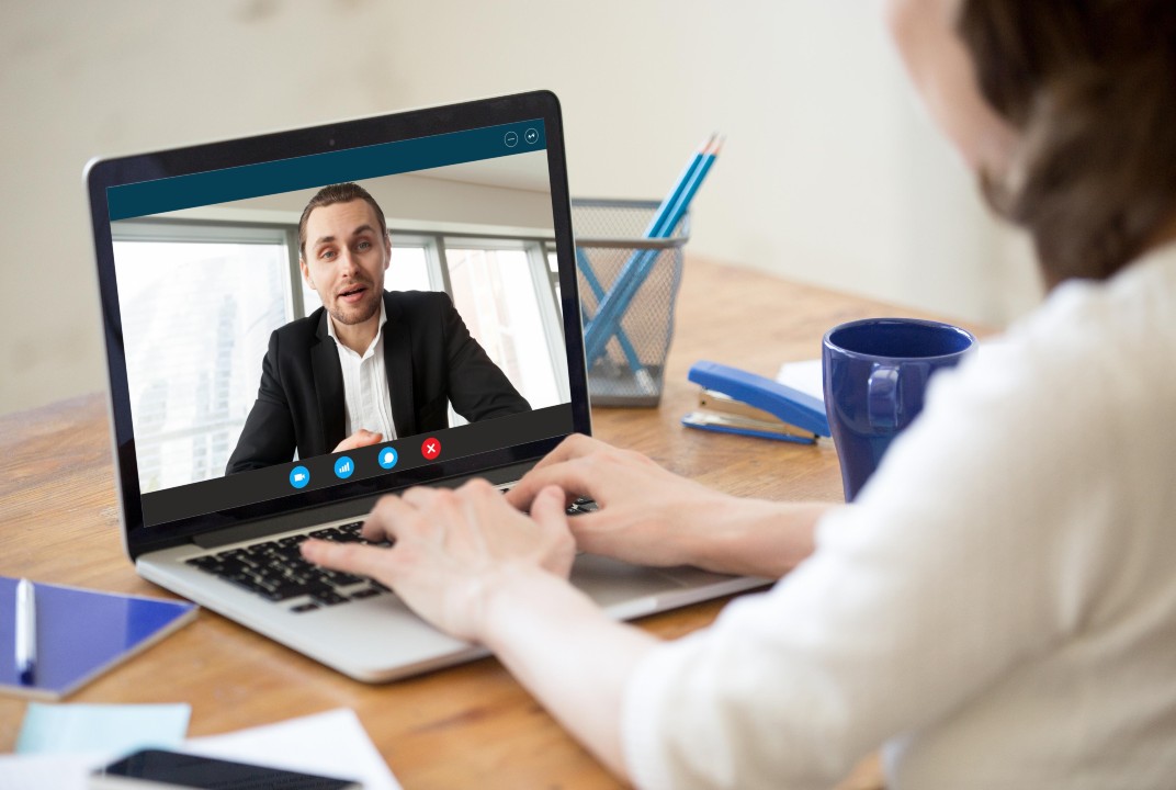 Entrevista de trabajo por video.