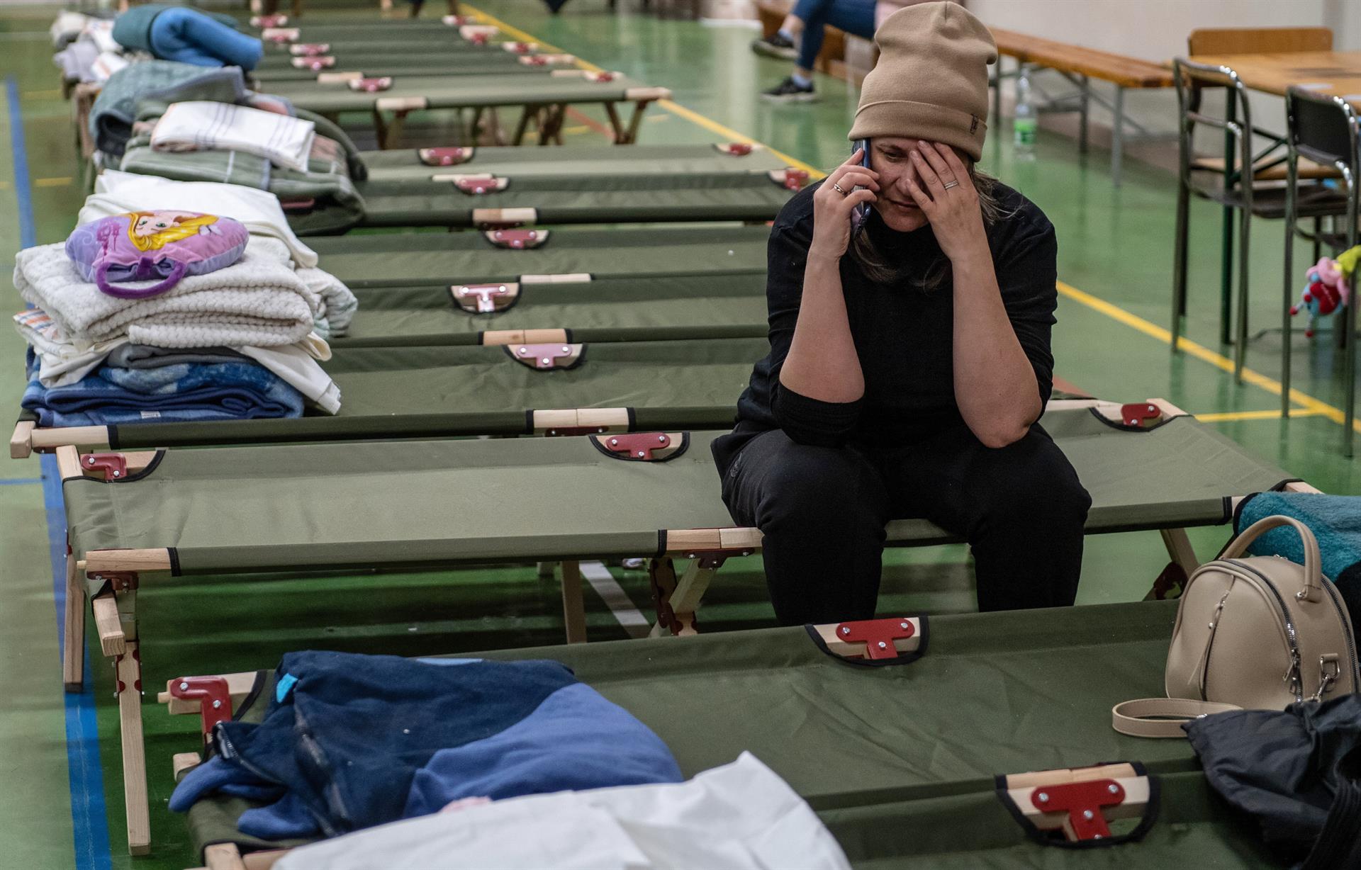 Ucranianos huyen debido a la guerra. Foto: EFE