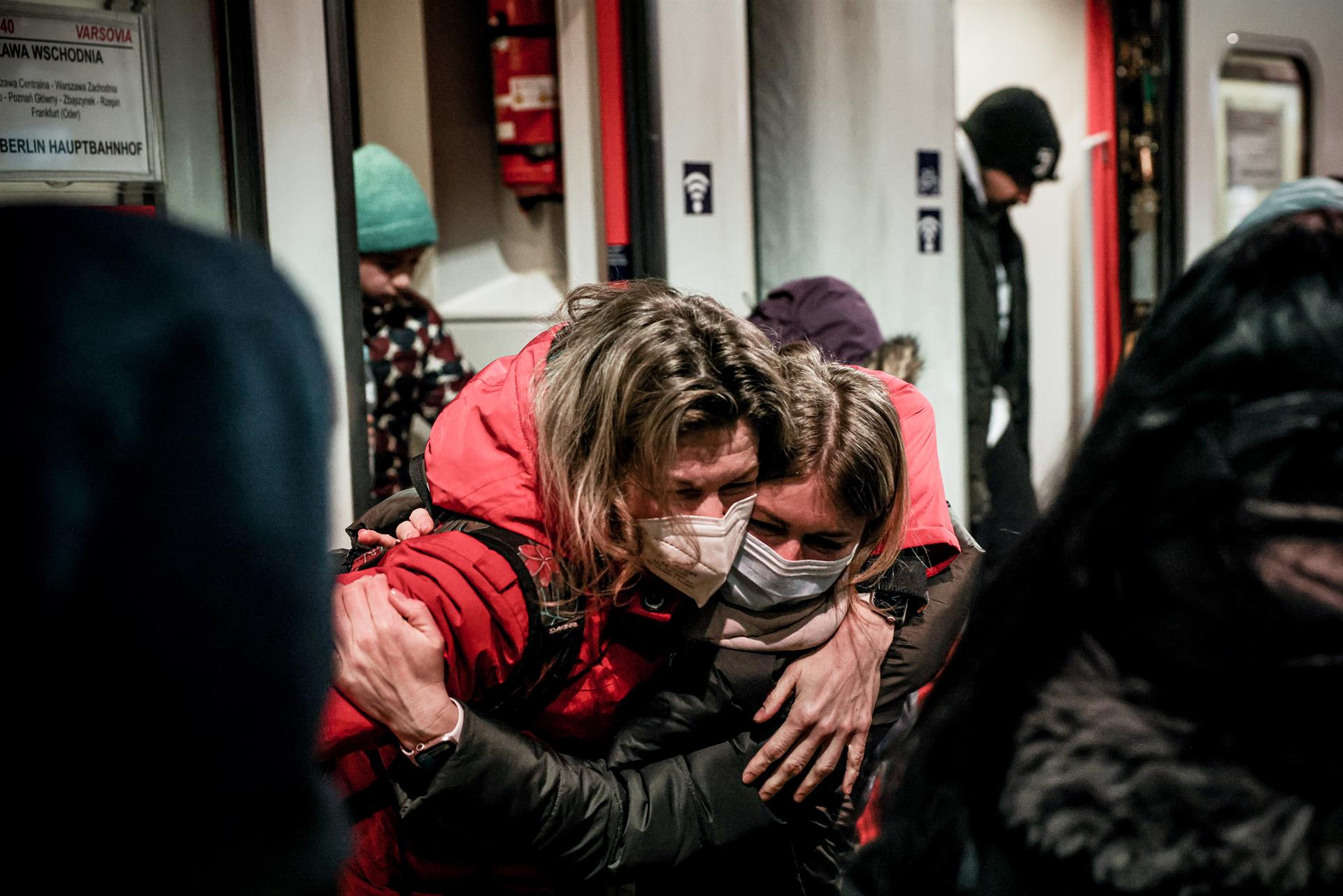 Ucranianos huyen debido a la guerra. Foto: EFE