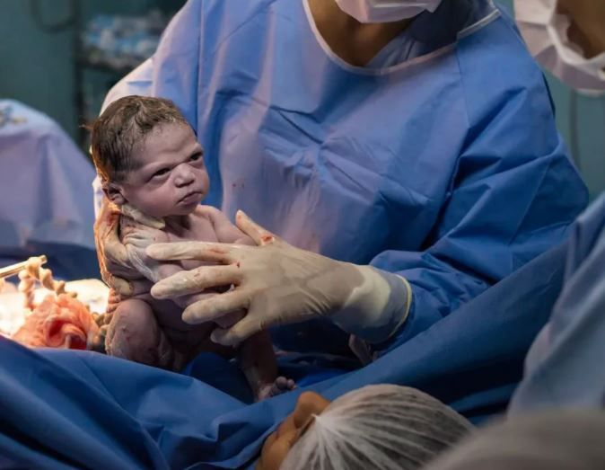 Bebe al nacer captada por fotógrafo. Foto: Instagram