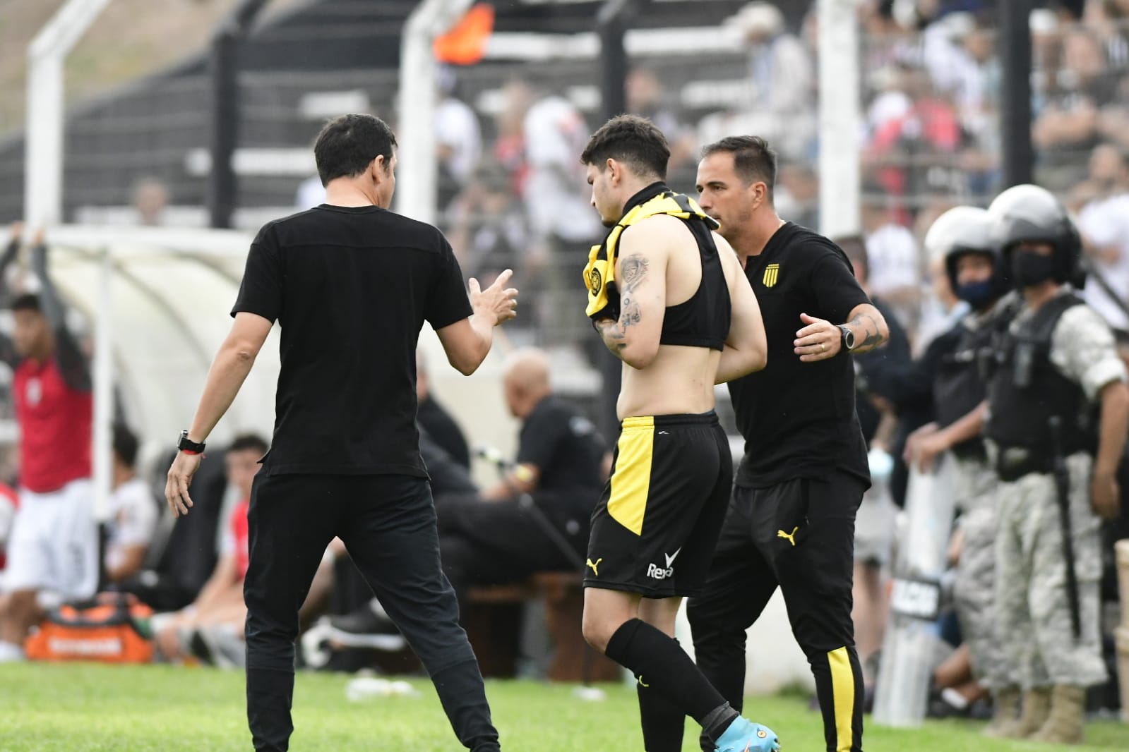 Agustín Álvarez Martínez ingresando en el Danubio-Peñarol. Foto: Marcelo Bonjour.