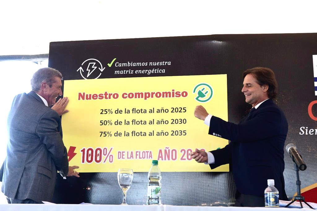 El presidente Luis Lacalle Pou y Juan Salgado, presidente de Cutcsa, hablaron sobre el pasaje de la flota a ómnibus eléctricos. Foto: Leo Maine