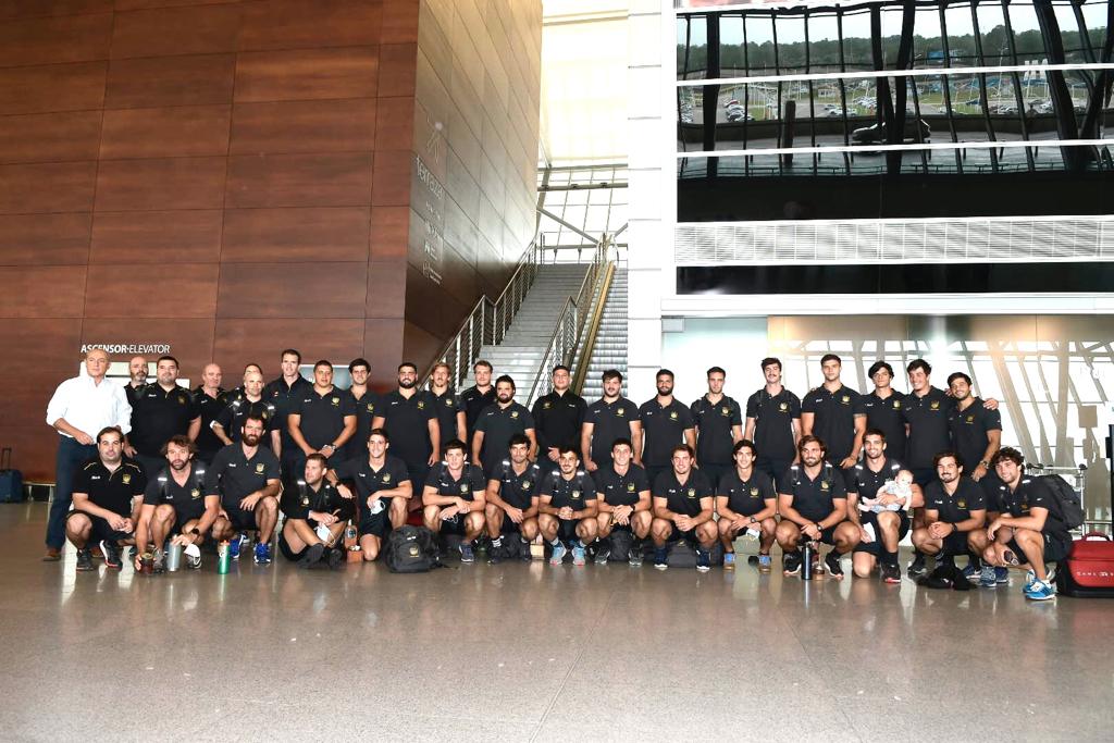 El plantel de Peñarol en la partida rumbo a Chile. Foto: Leonardo Mainé.