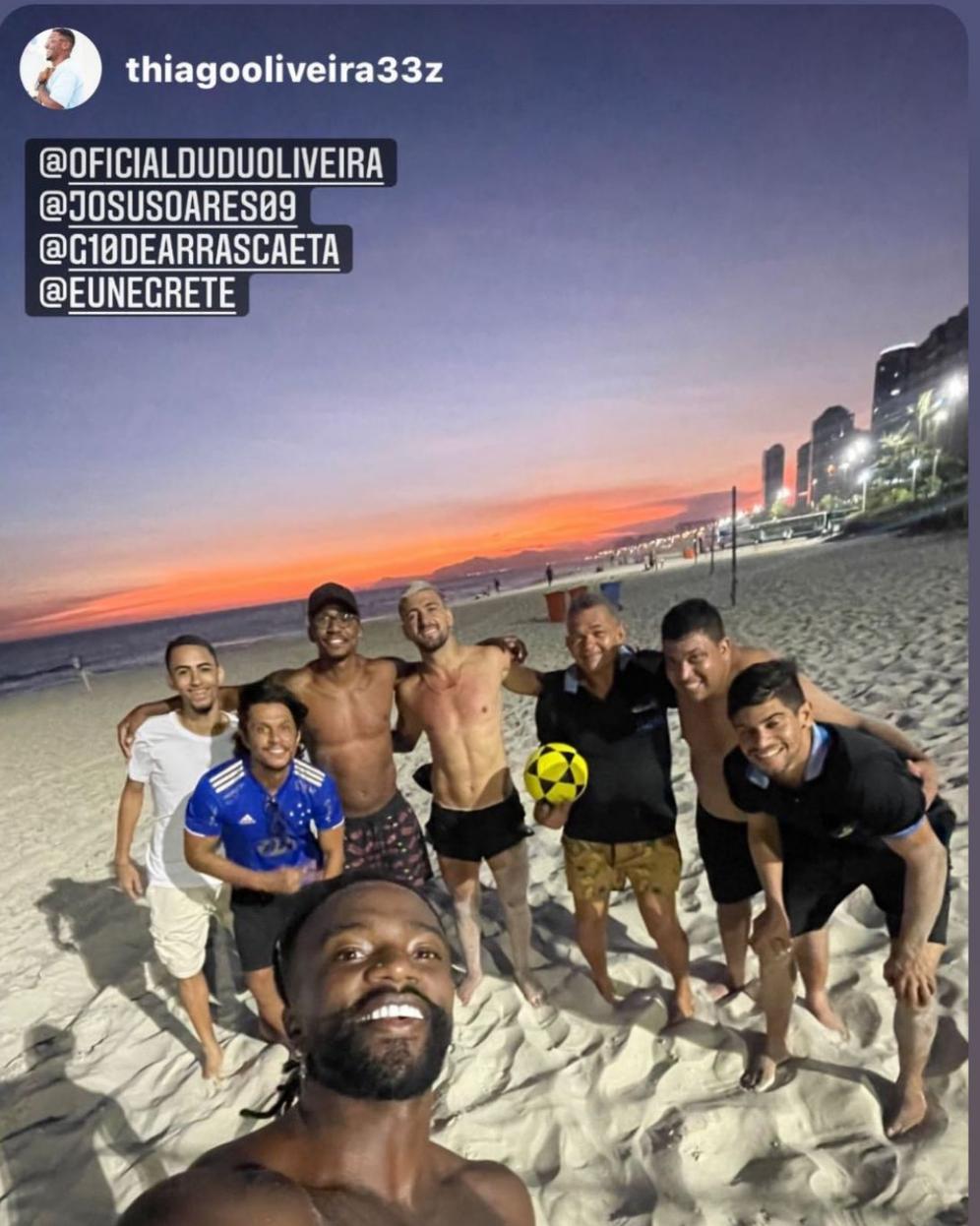 Giorgian de Arrascaeta con amigos jugando al voley en las playas de Río de Janeiro. Foto: Captura