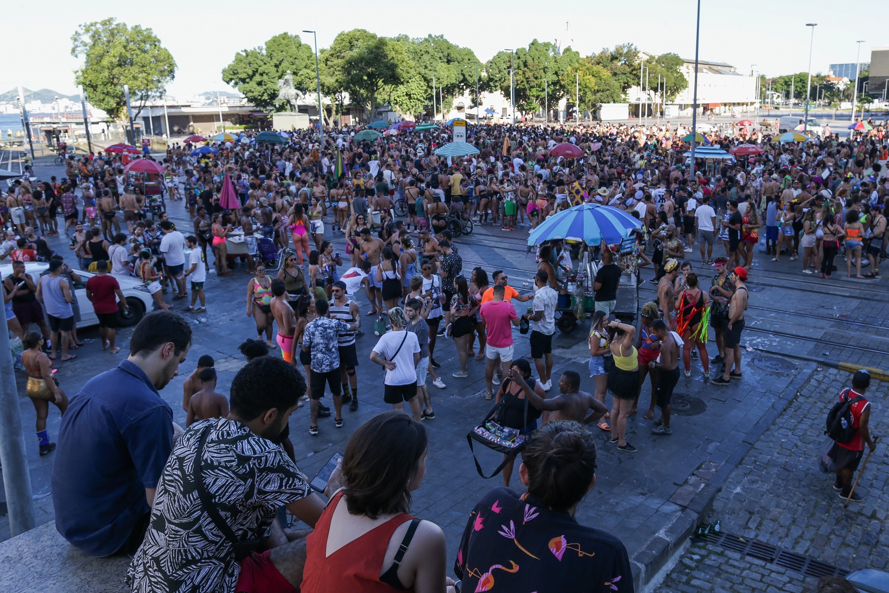 La fiesta continuó en las calles de Río de Janeiro a pesar de las restricciones. Foto: EFE