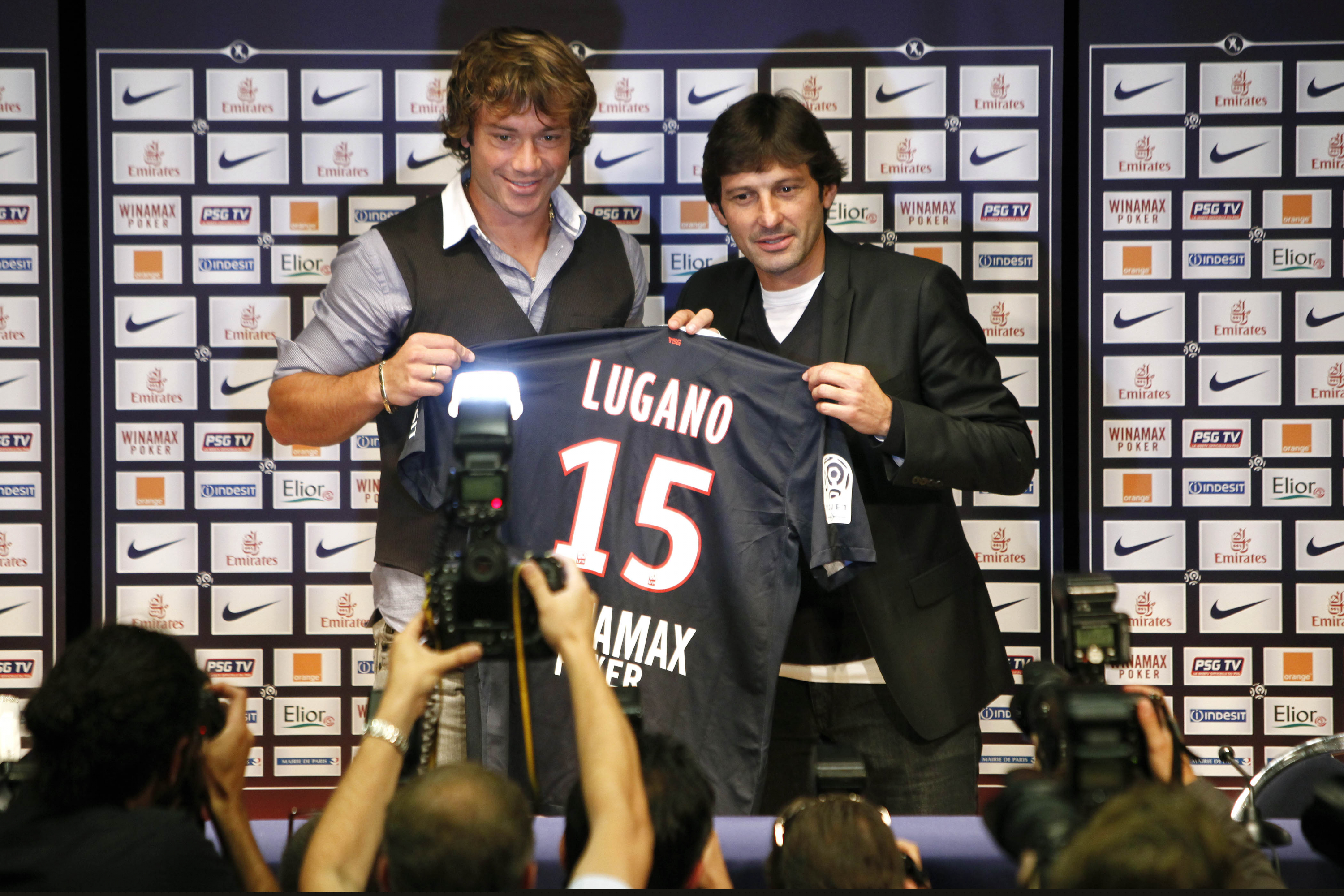 Diego Lugano y Leonardo, director deportivo del PSG, en la presentación del uruguayo. Foto: AFP.