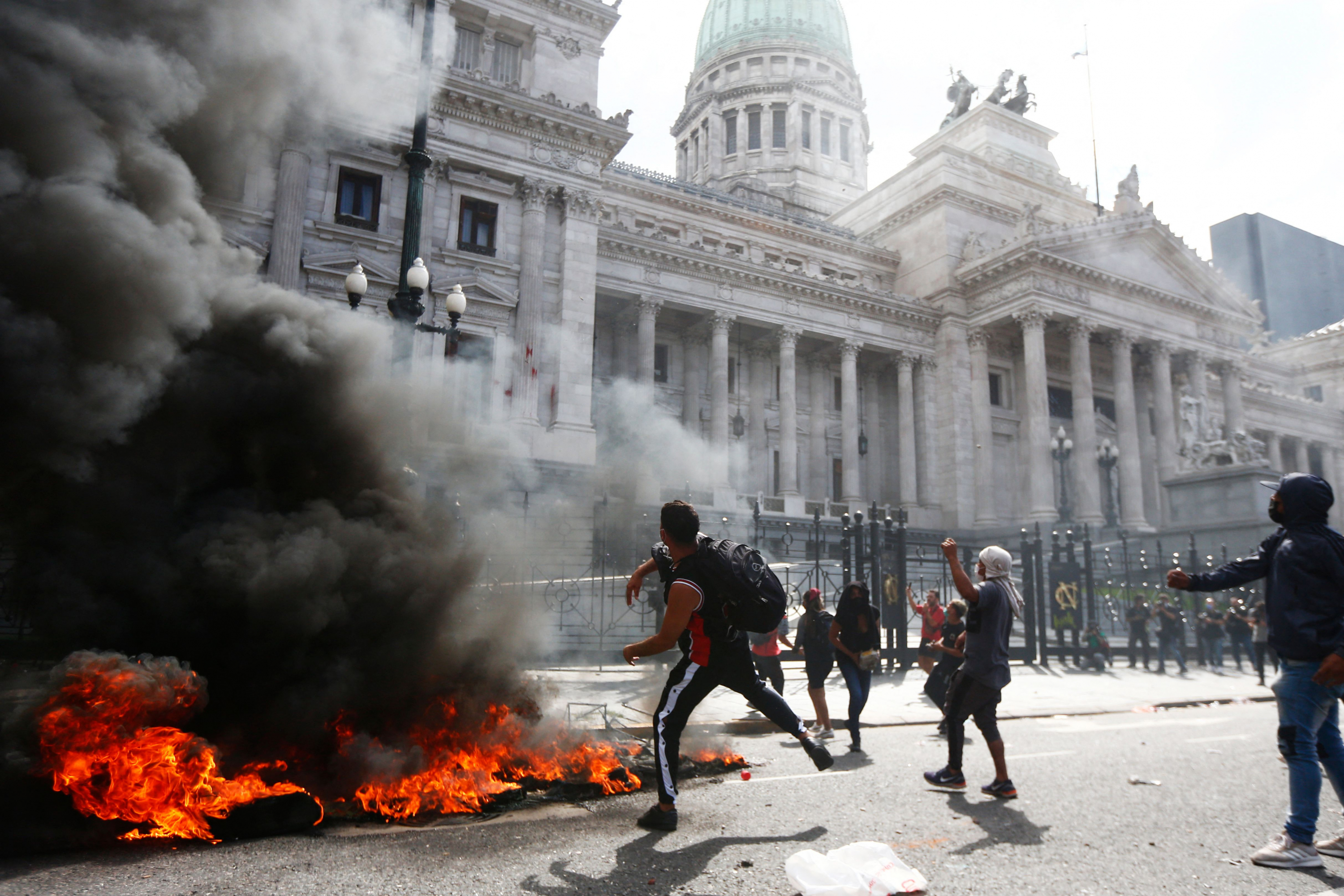 Incidentes frente al Congreso en Buenos Aires durante la votación del acuerdo con el FMI. Foto: AFP