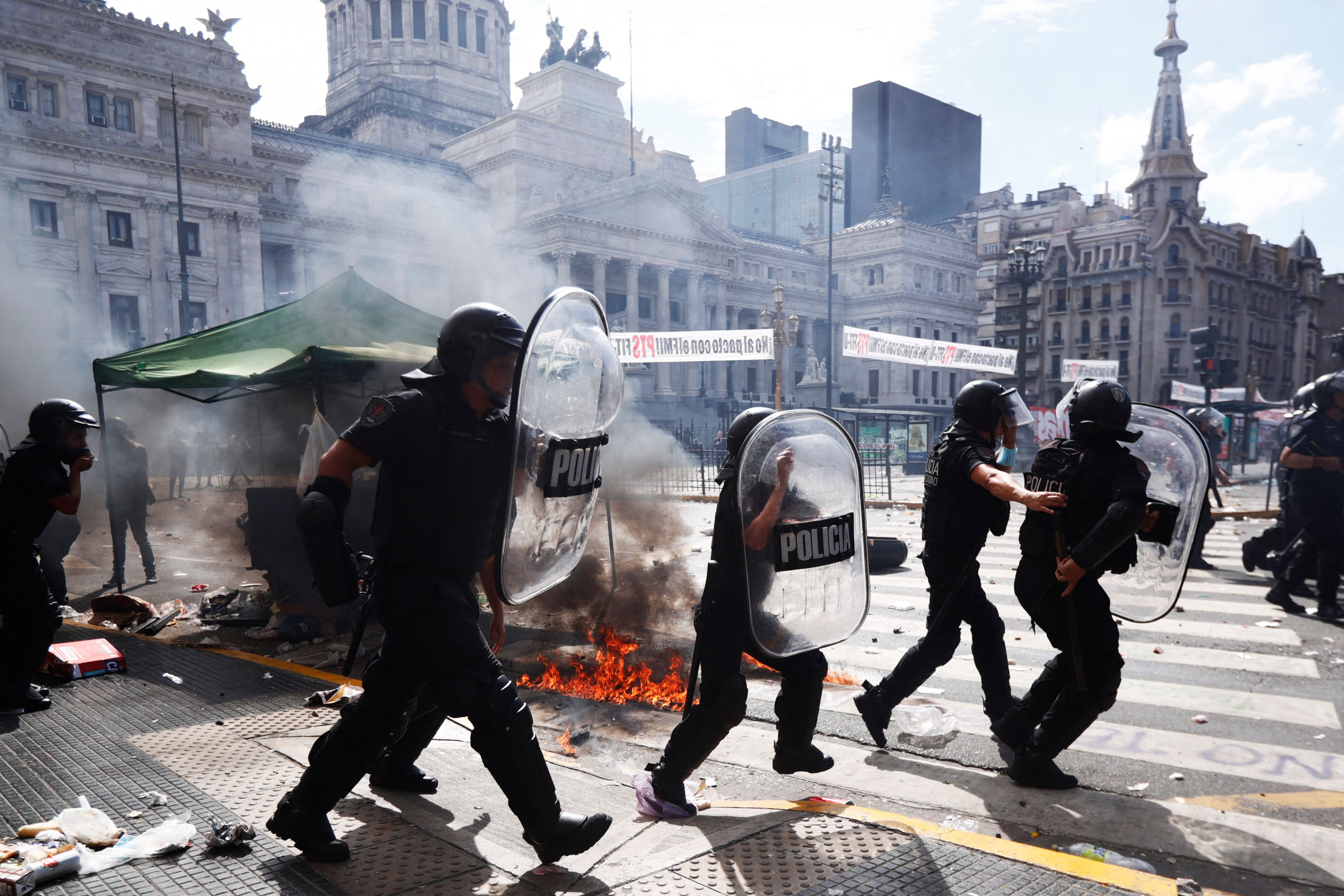Incidentes frente al Congreso en Buenos Aires durante la votación del acuerdo con el FMI. Foto: AFP