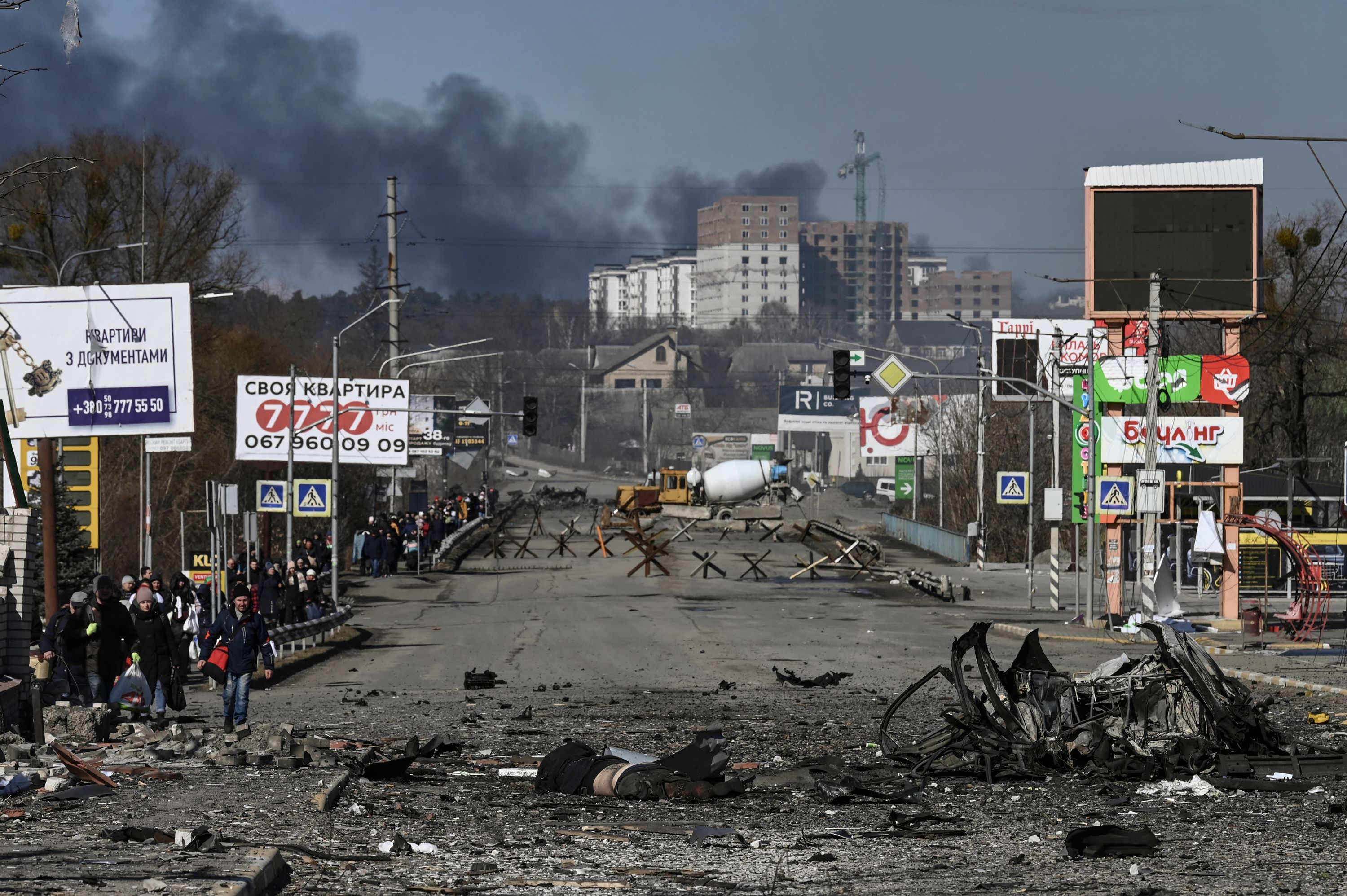 Residentes evacúan la ciudad de Irpin, al norte de Kiev. Foto: AFP