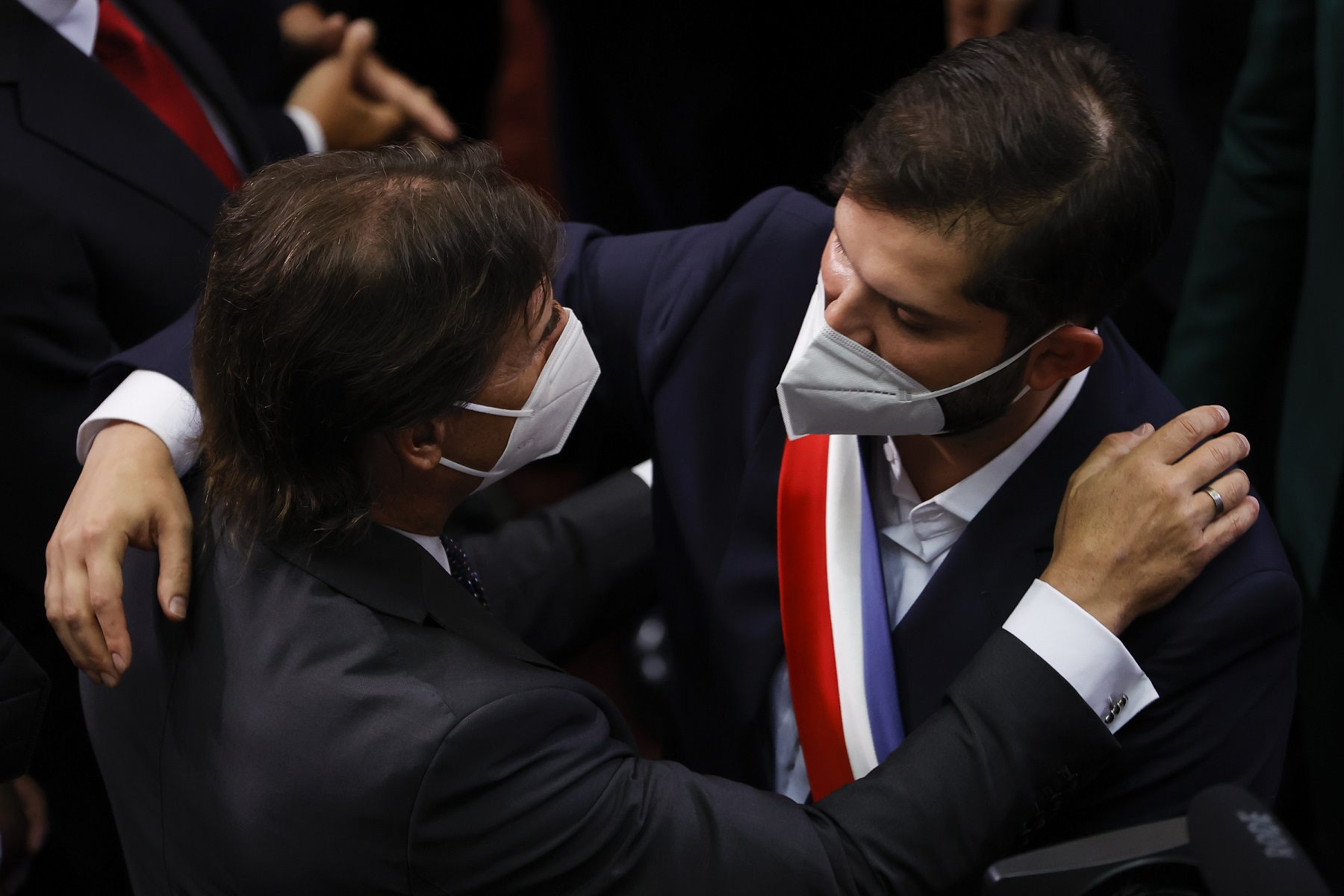 Gabriel Boric y Luis Lacalle Pou. Foto: AFP.