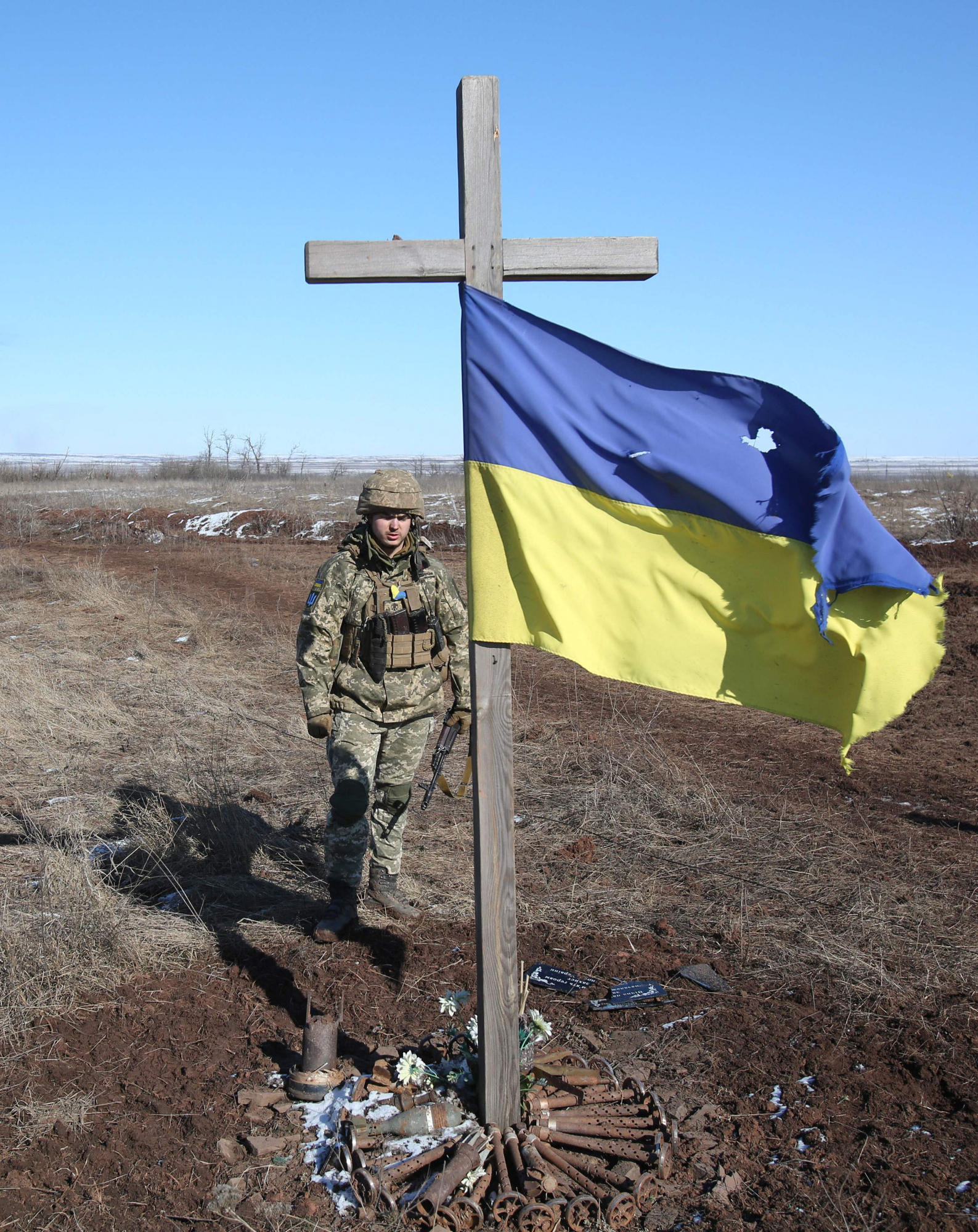 Un soldado ucraniano junto a un monumento hecho para los difuntos en Svetlodarsk, en las afueras de Donetsk. Foto: AFP.