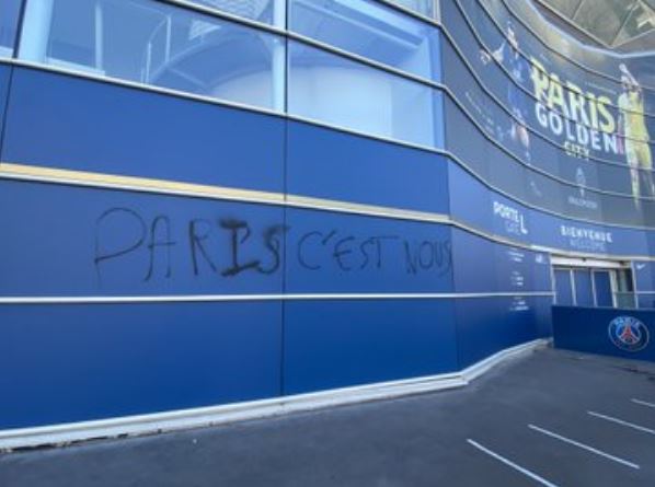 Pintadas de los hinchas de PSG tras eliminación de la Champions League. Foto: Le Parisien.