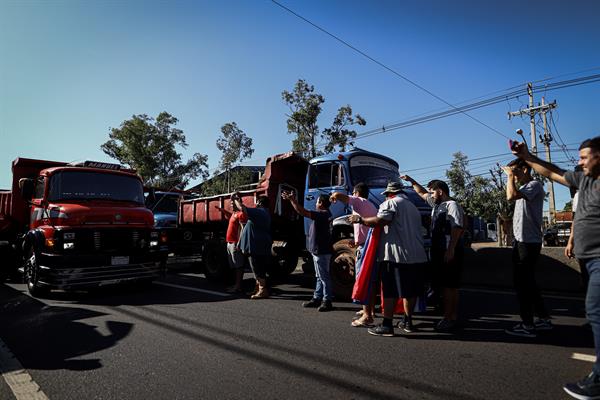 Protestas en Paraguay por alza del combustible. Foto: EFE
