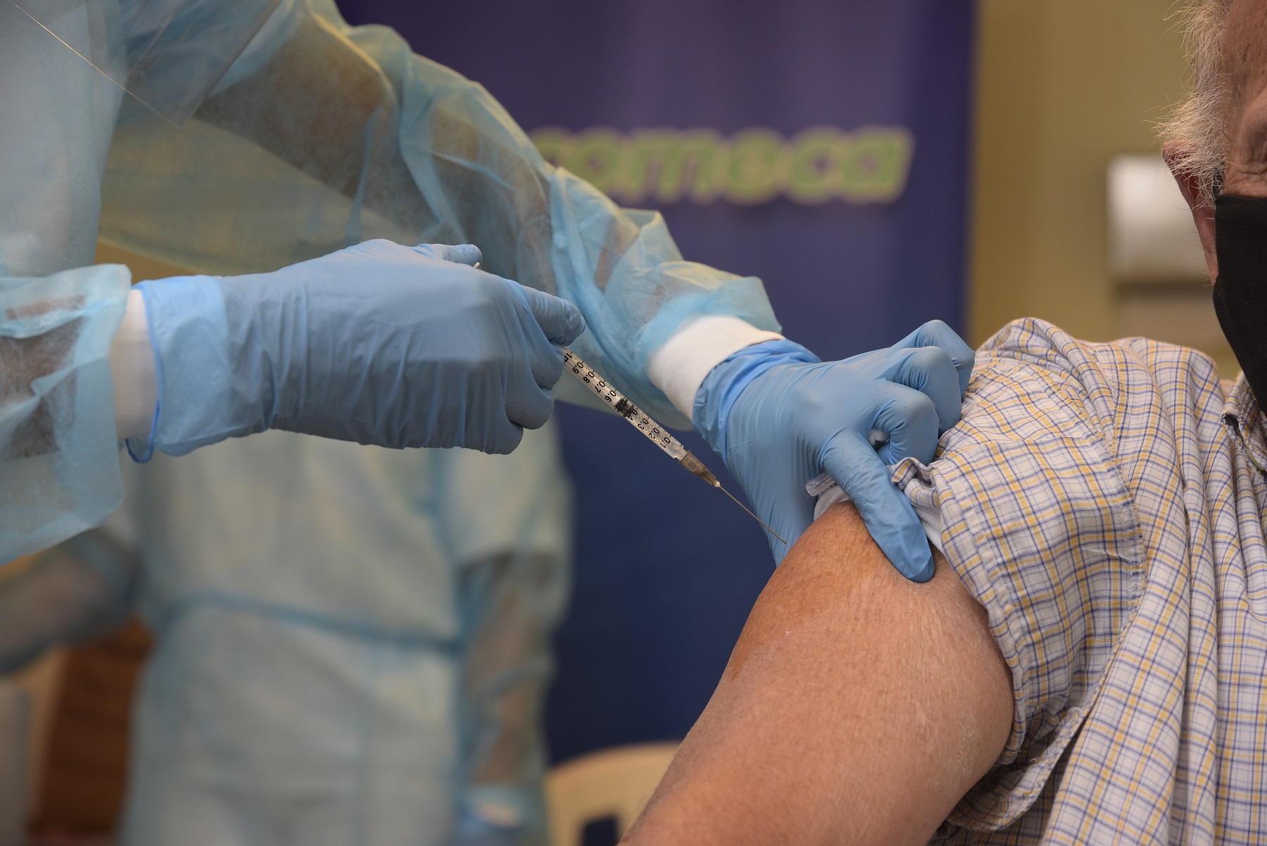 Persona recibiendo una vacuna. Foto: Leonardo Mainé.