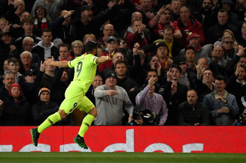 El festejo de Luis Suárez y la bronca de los hinchas del Manchester United. Foto: AFP.
