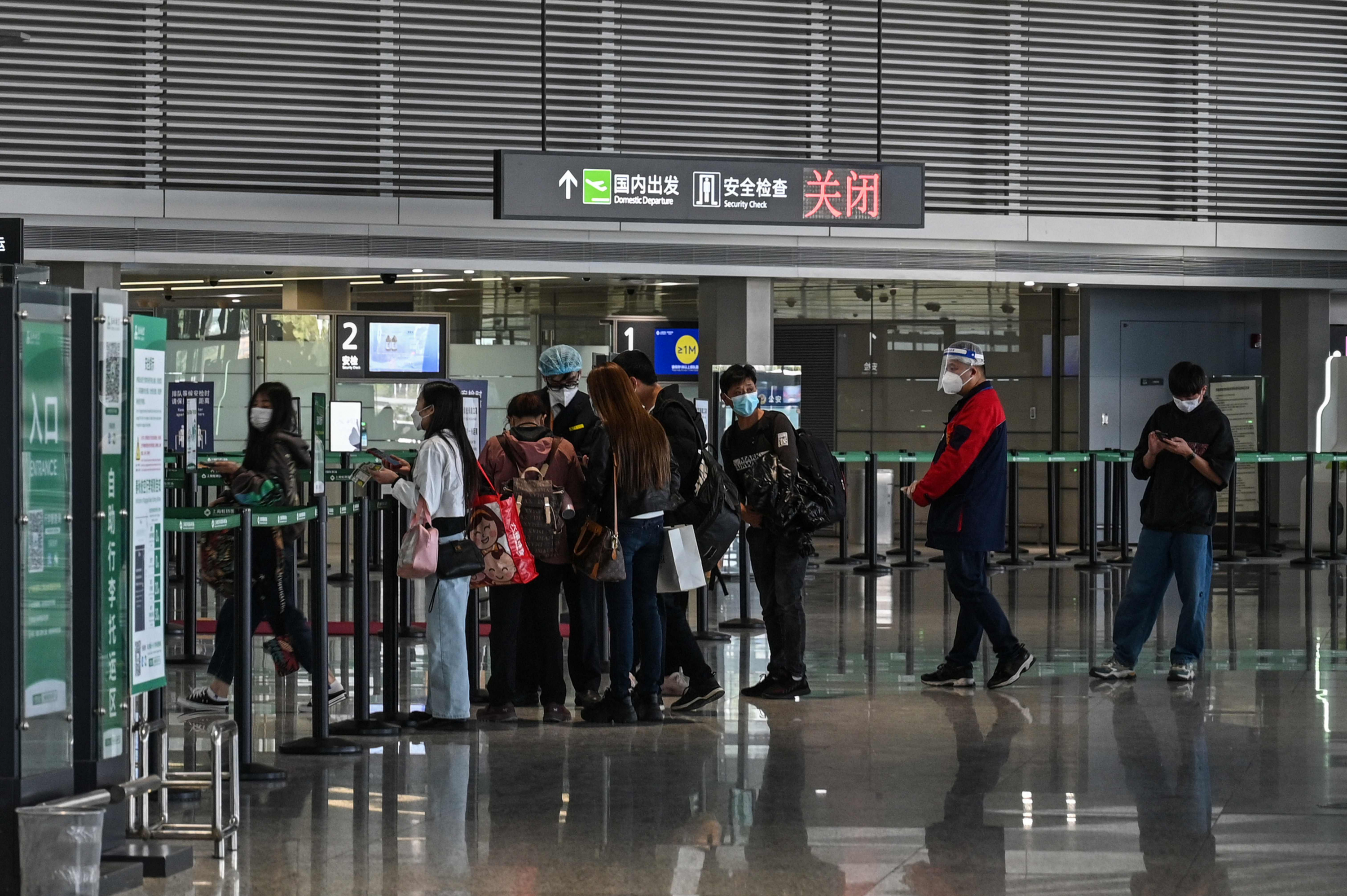 Se ve a los pasajeros llegando al Aeropuerto Internacional de Shanghai Hongqiao en Shanghai. Foto: AFP