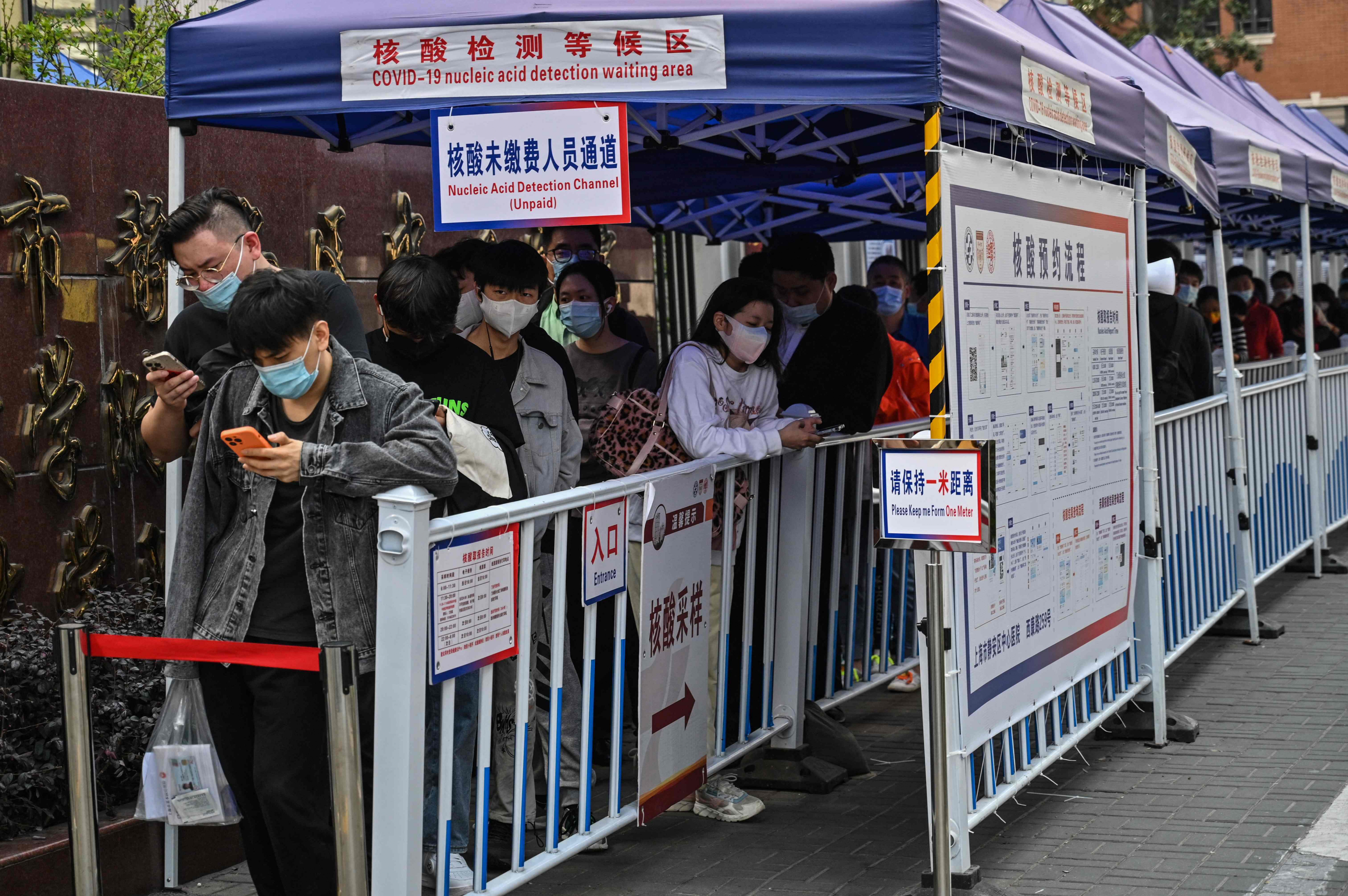 Personas hacen fila para hacerse la prueba como medida contra el covid-19 en el Hospital Central de Shanghai Jin'an. Foto: AFP