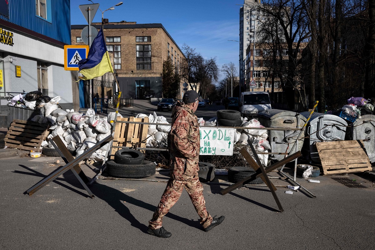 Bandera ucraniana flamea en un centro de control militar en la ciudad de Kiev. Foto: AFP
