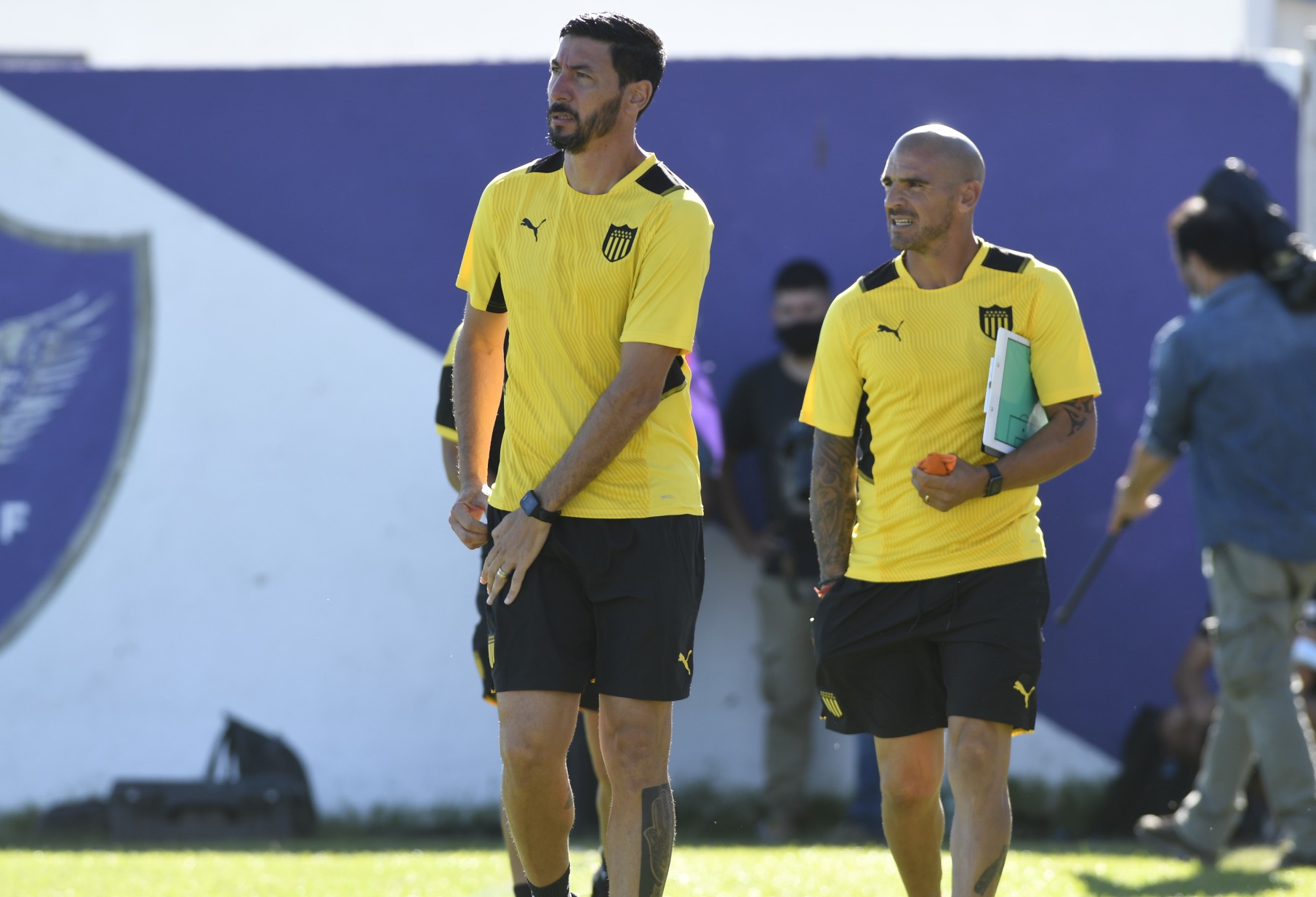 Juan Manuel Olivera y Damián Macaluso en el clásico de Tercera entre Peñarol y Nacional. Foto: Marcelo Bonjour.