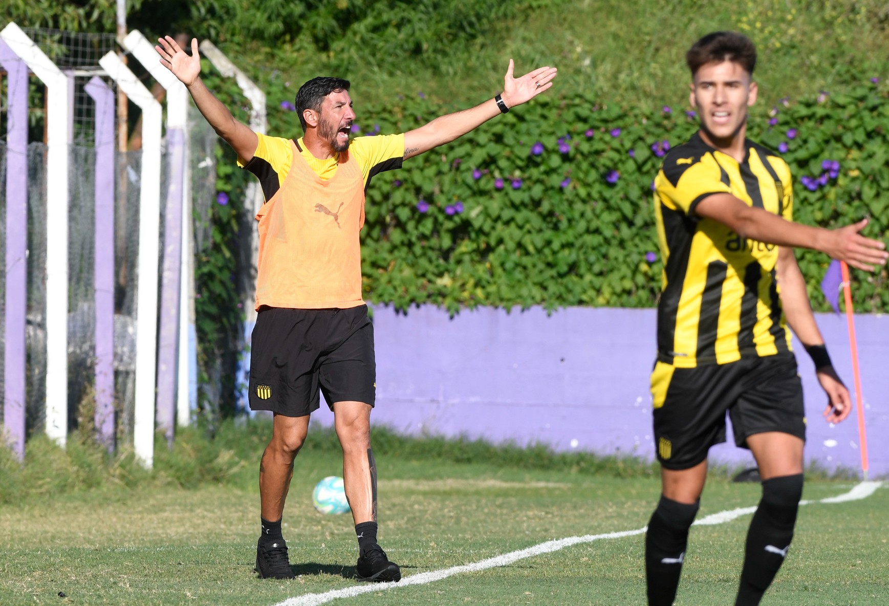 Juan Manuel Olivera vivió con intensidad el clásico de Tercera entre Peñarol y Nacional. Foto: Marcelo Bonjour.
