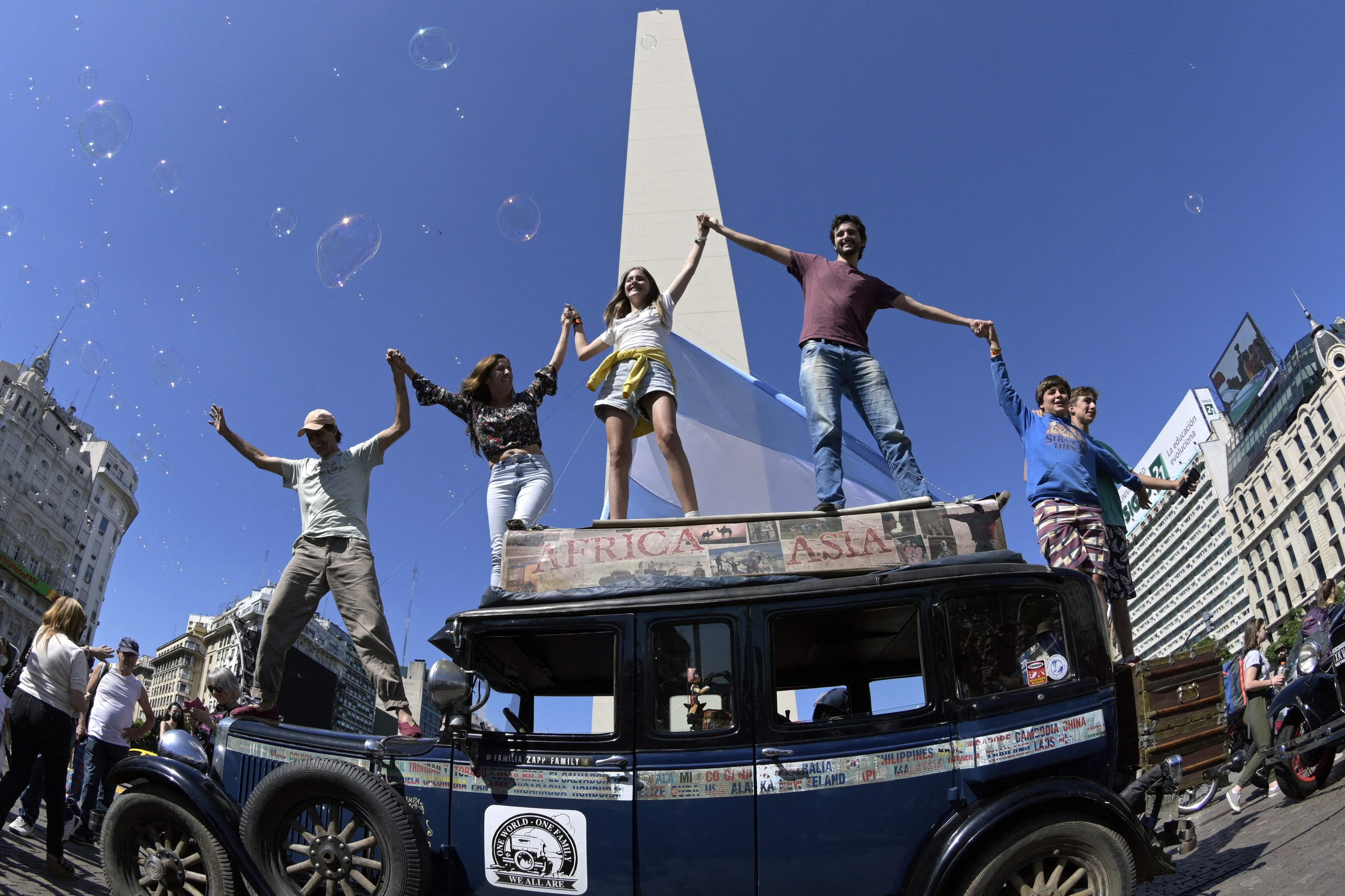 La familia argentina Zapp en su auto, en Buenos Aires. Foto: AFP