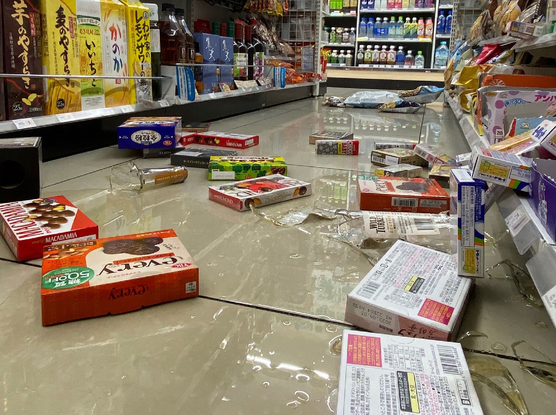 Artículos en el suelo en una tienda de Sendai, prefectura de Miyagi, tras el terremoto. Foto: AFP