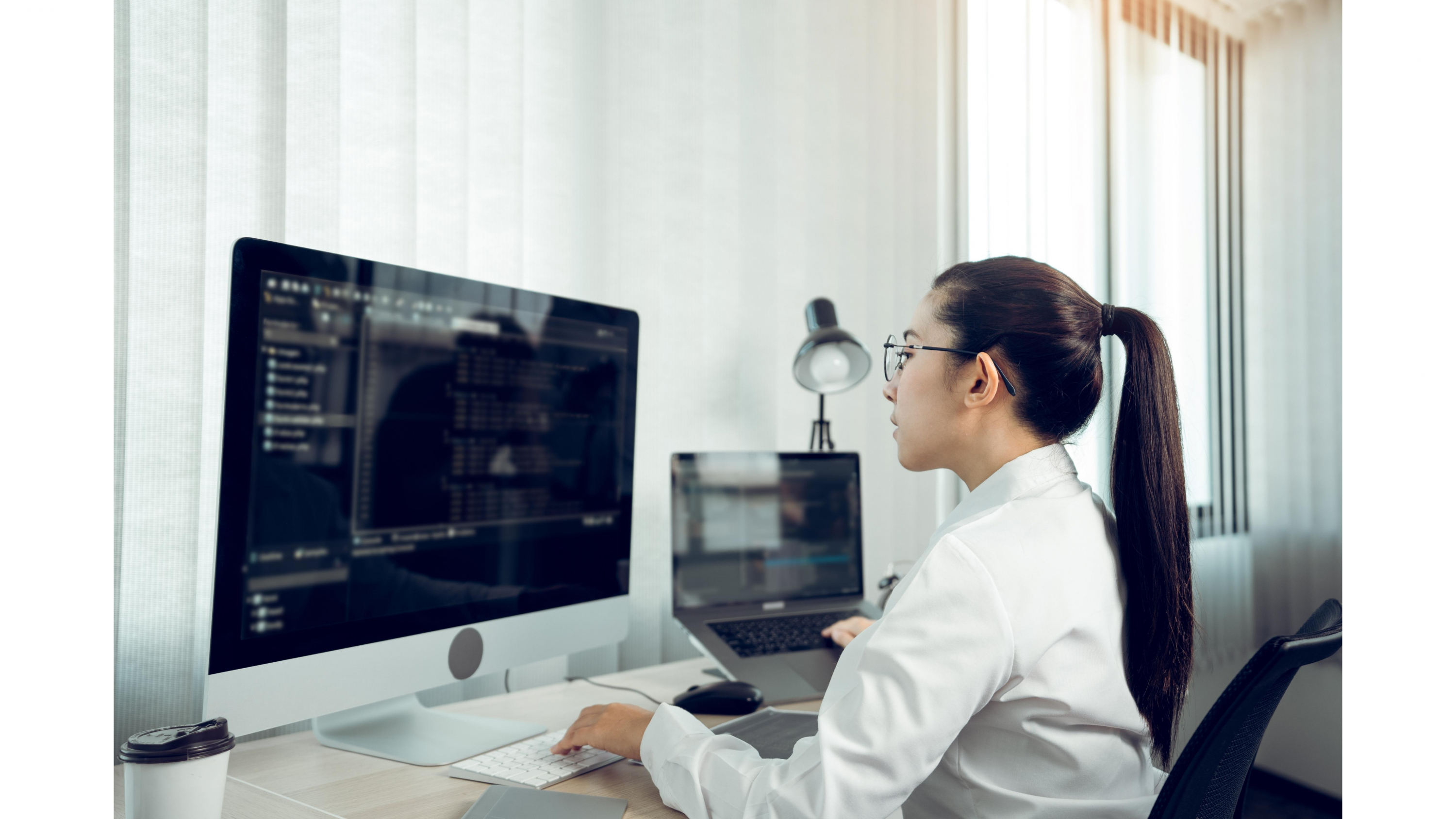 Mujer trabajando en tecnología (Foto: Canva)