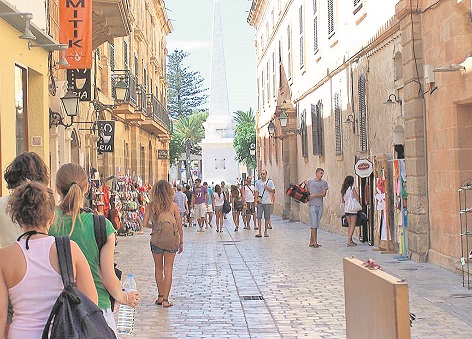 Las peatonales comerciales son muy concurridas por los turistas que visitan Mahón.