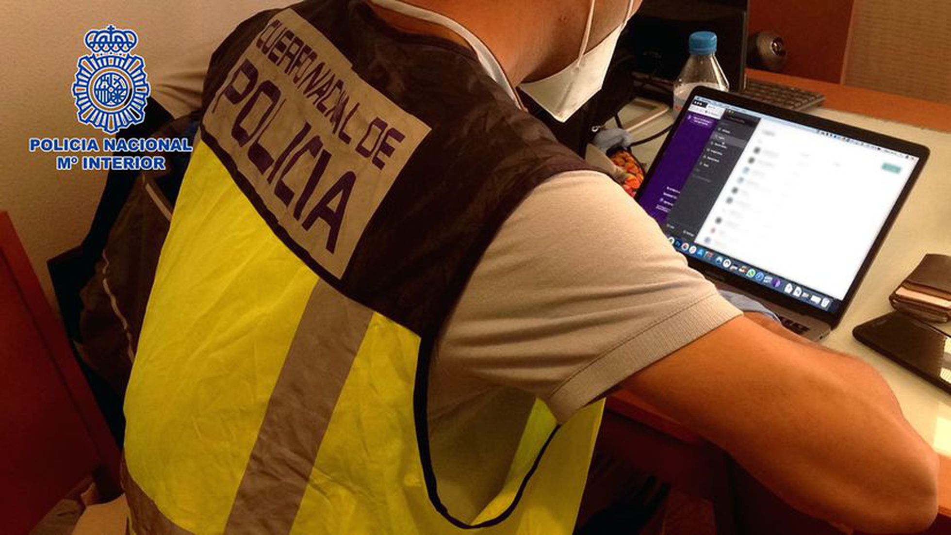 Un agente analiza archivos incautados a un detenido acusado de abusar de menores. Foto: El País de Madrid