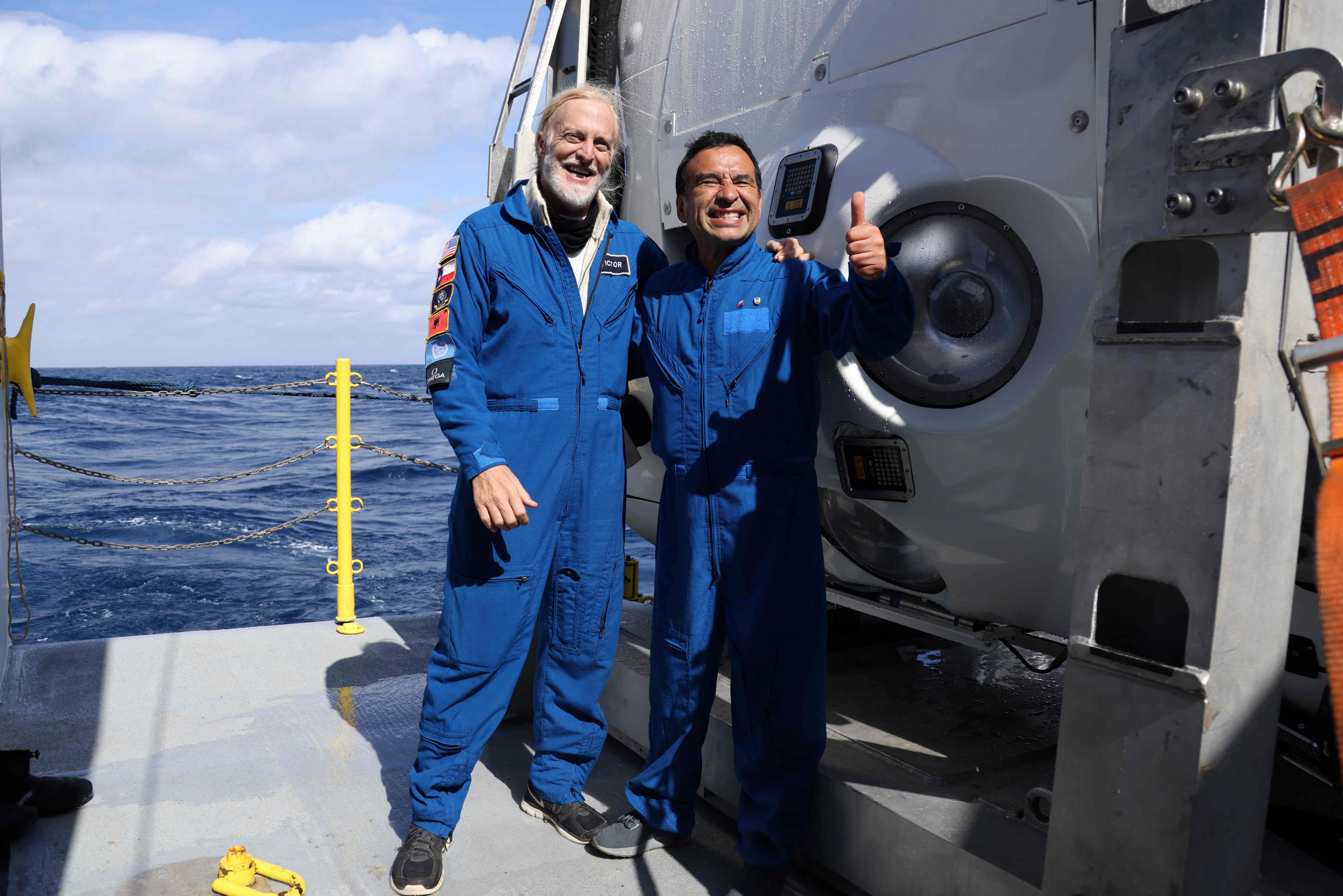 Ulloa y Vescovo tras descender 8.000 metros en las costas chilenas. Foto: AFP