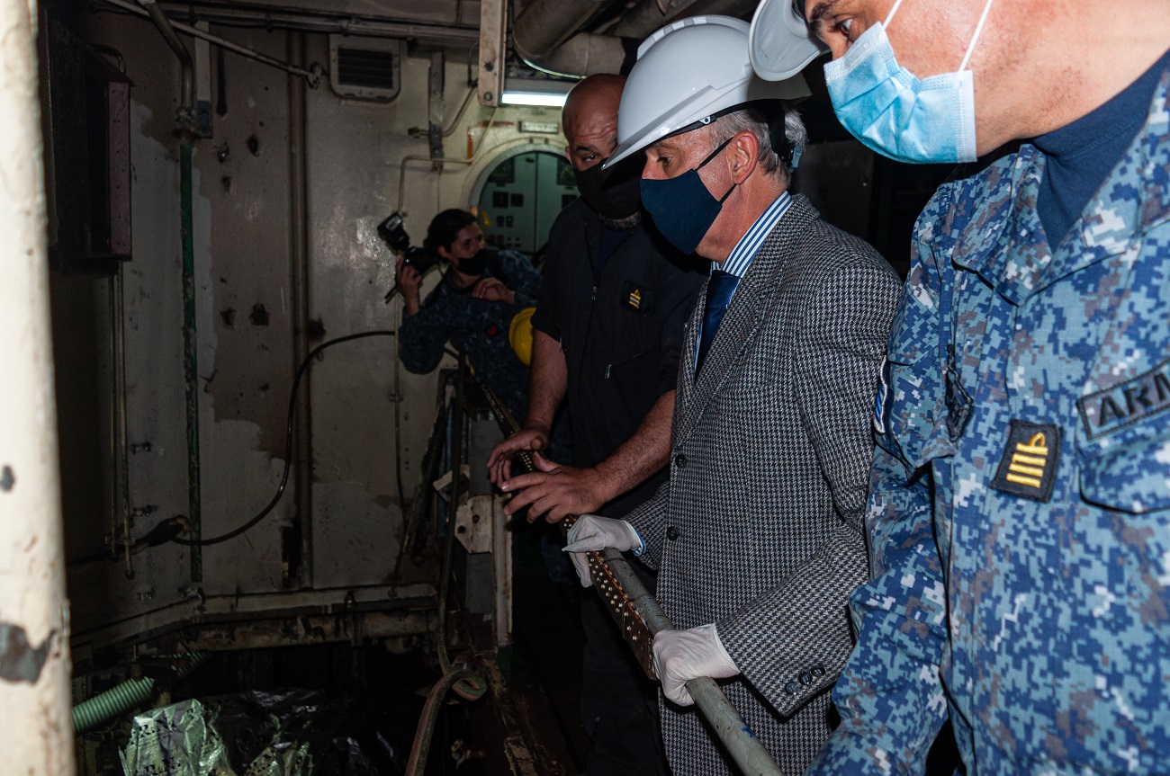Javier García en el buque ROU 04. Foto: Ministerio de Defensa.