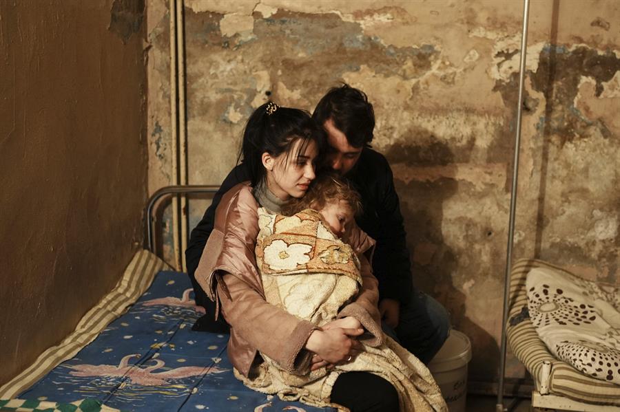 Ucrania: Una pareja con su hijo en el hospital infantil más grande de la ciudad ucraniana de Odesa. EFE/Borja Sánchez Trillo