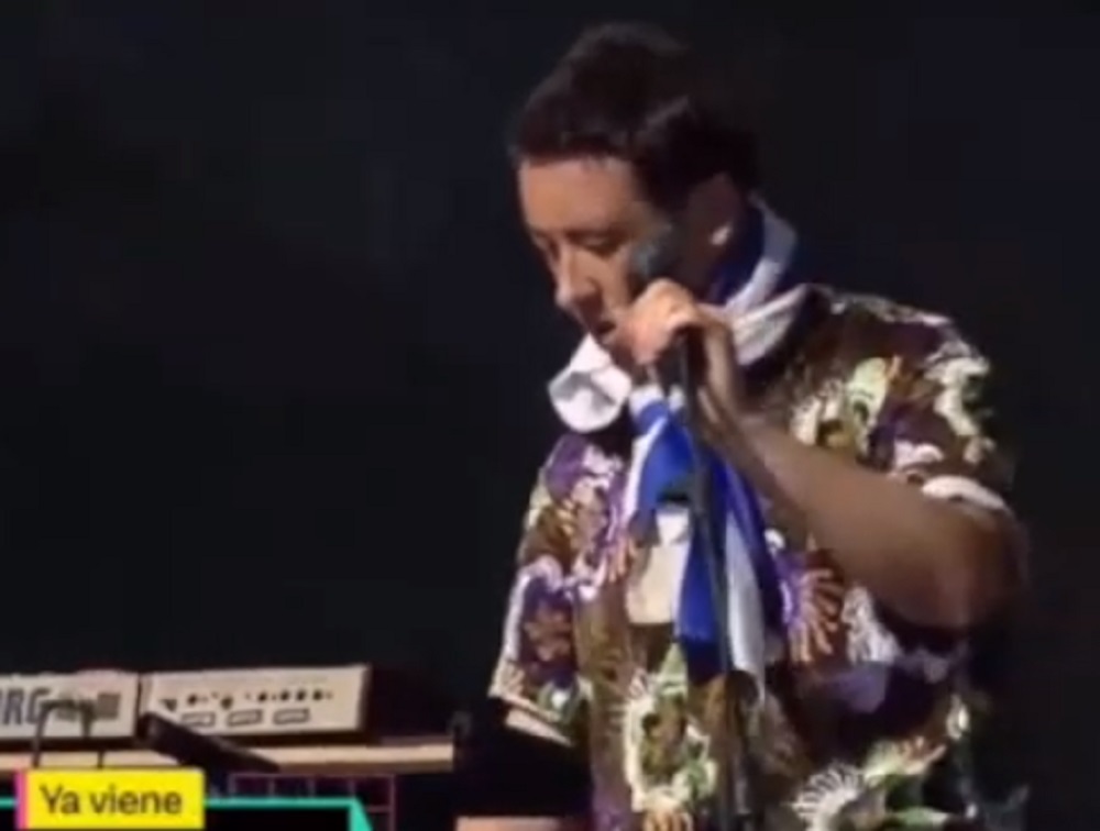El cantante de The Wombats con la bandera uruguaya en Lollapalooza Argentina. Foto: Captura de YouTube