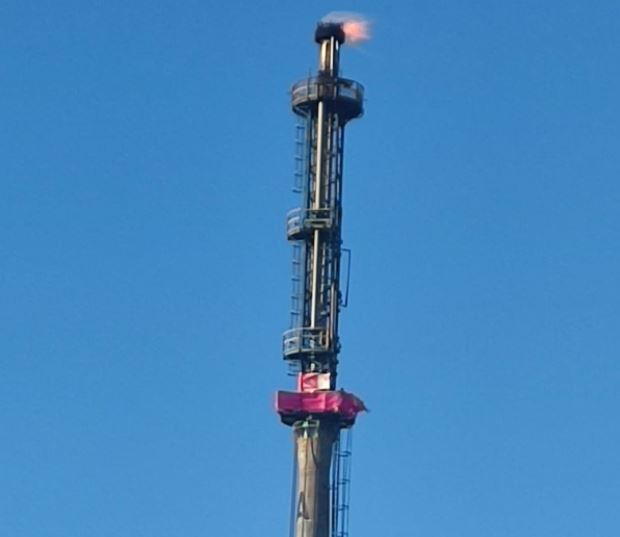 Antorcha de refinería de Ancap en La Teja, con una lona rosa. Foto: @charamelorichar