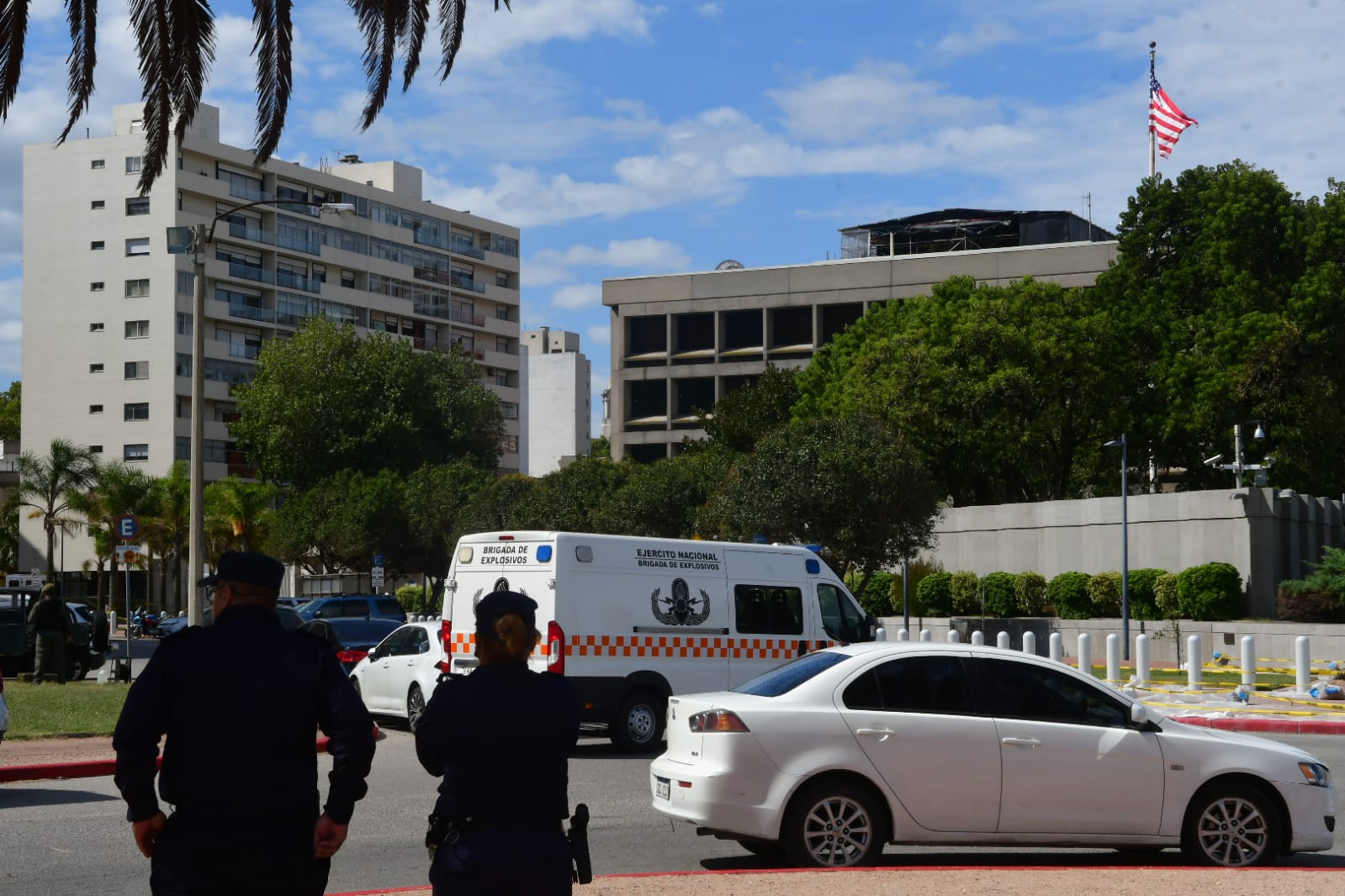 Operativo por sospecha de artefacto explosivo en la Embajada de Estados Unidos. Foto: Francisco Flores