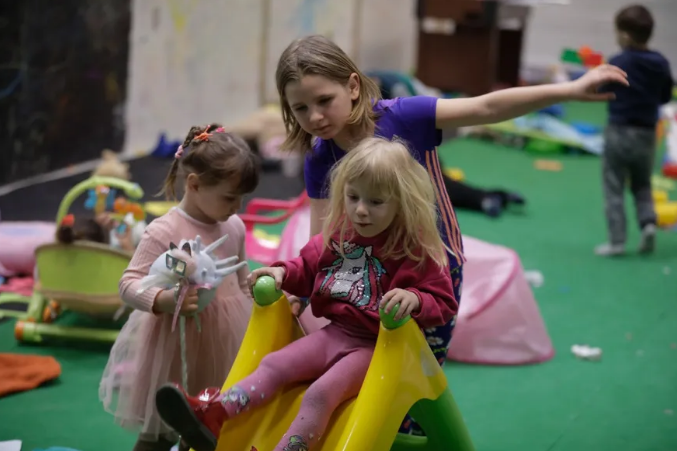 Niños en el centro de exposiciones que se reconvirtió en espacio para los refugiados. Foto: Aníbal Greco, LA NACIÓN (GDA)