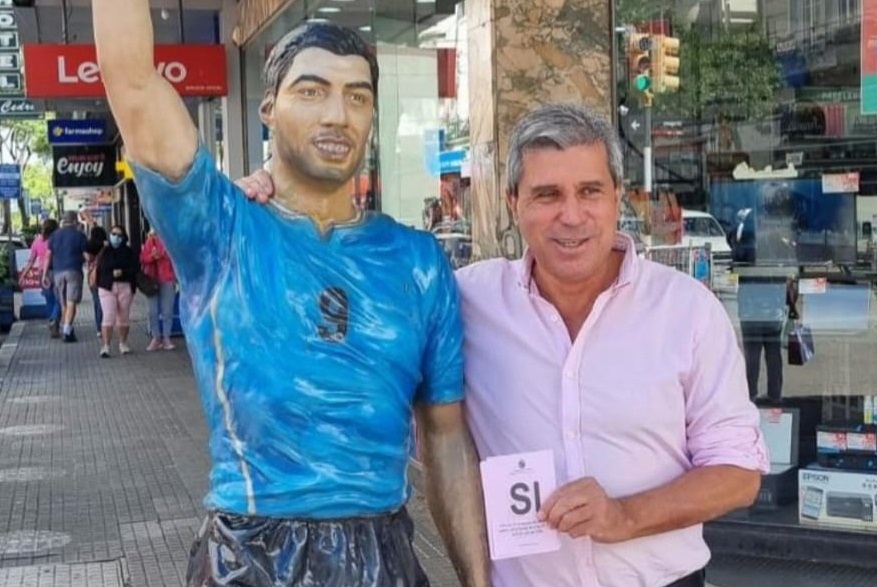 Director del BPS, Ramón Ruíz, con papeleta del "SÍ". Foto: @FelipeSchipani