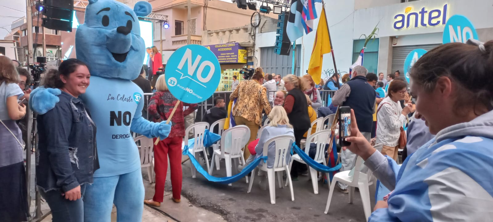Manifestantes en la previa del acto de cierre por el "NO" en Las Piedras. Foto: Valeria Gil