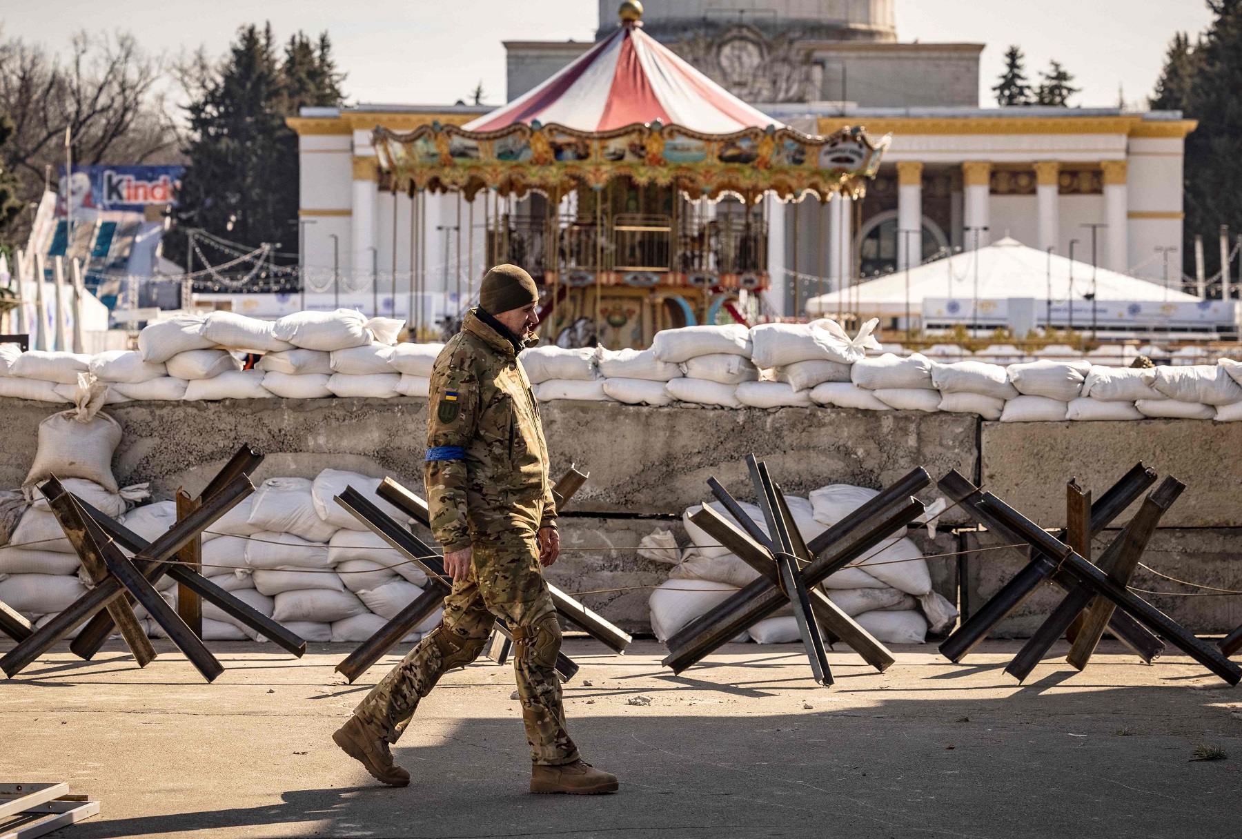 Soldado haciendo una recorrida. Foto: AFP.